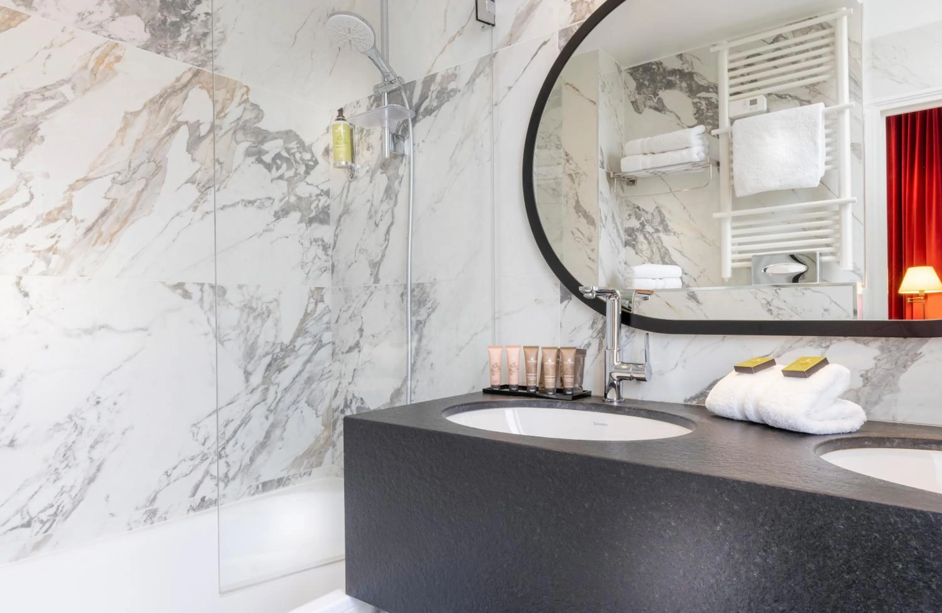 Bathroom in Hôtel Du Bois Champs-Elysées