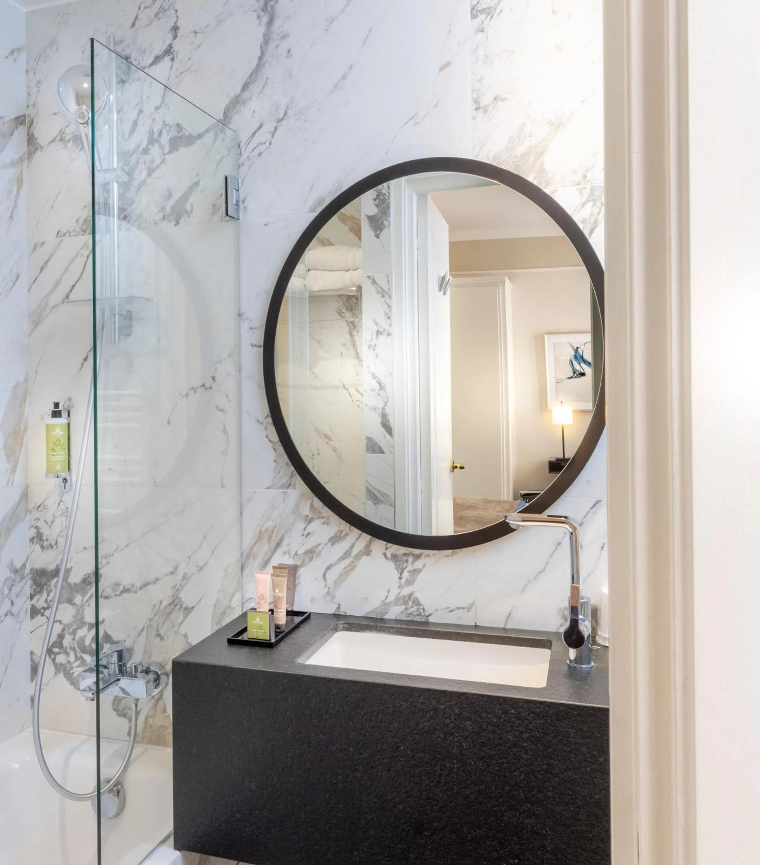 Bathroom in Hôtel Du Bois Champs-Elysées