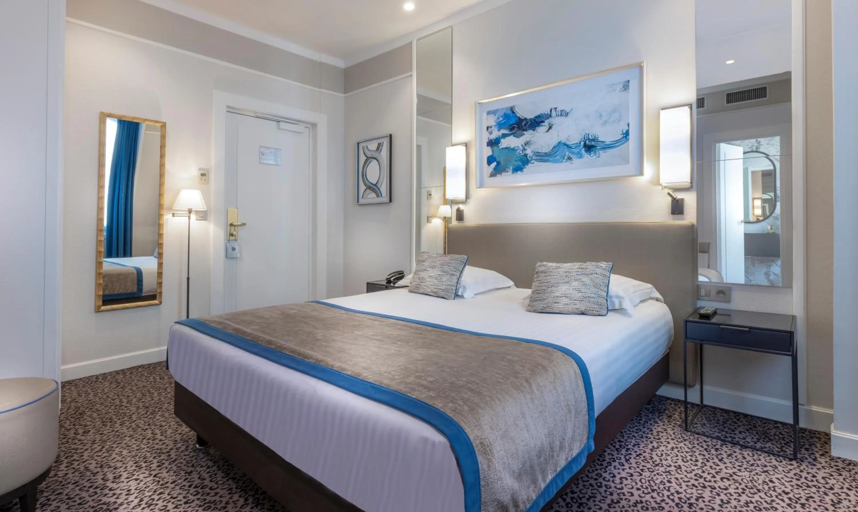 Photo of the whole room, Bed in Hôtel Du Bois Champs-Elysées