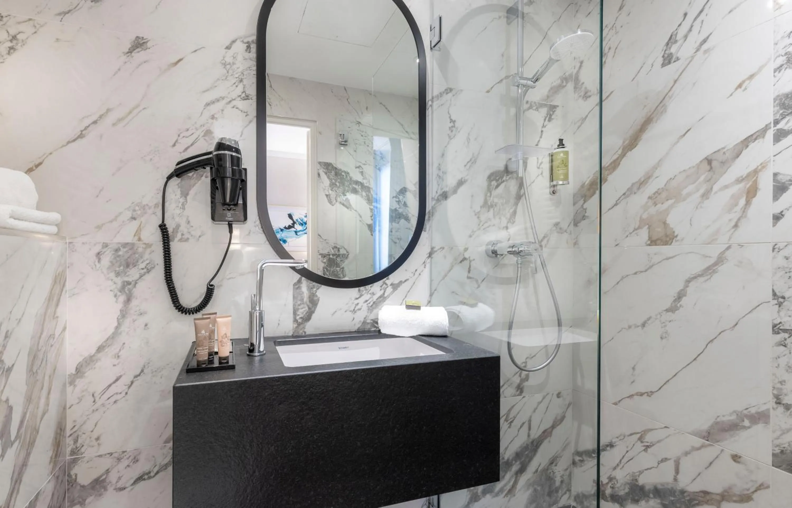 Bathroom in Hôtel Du Bois Champs-Elysées