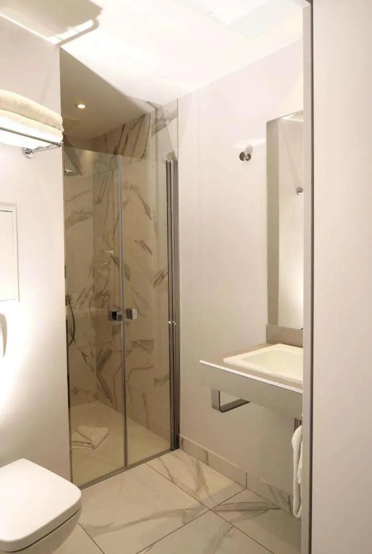 Shower in Queen Mary Opera