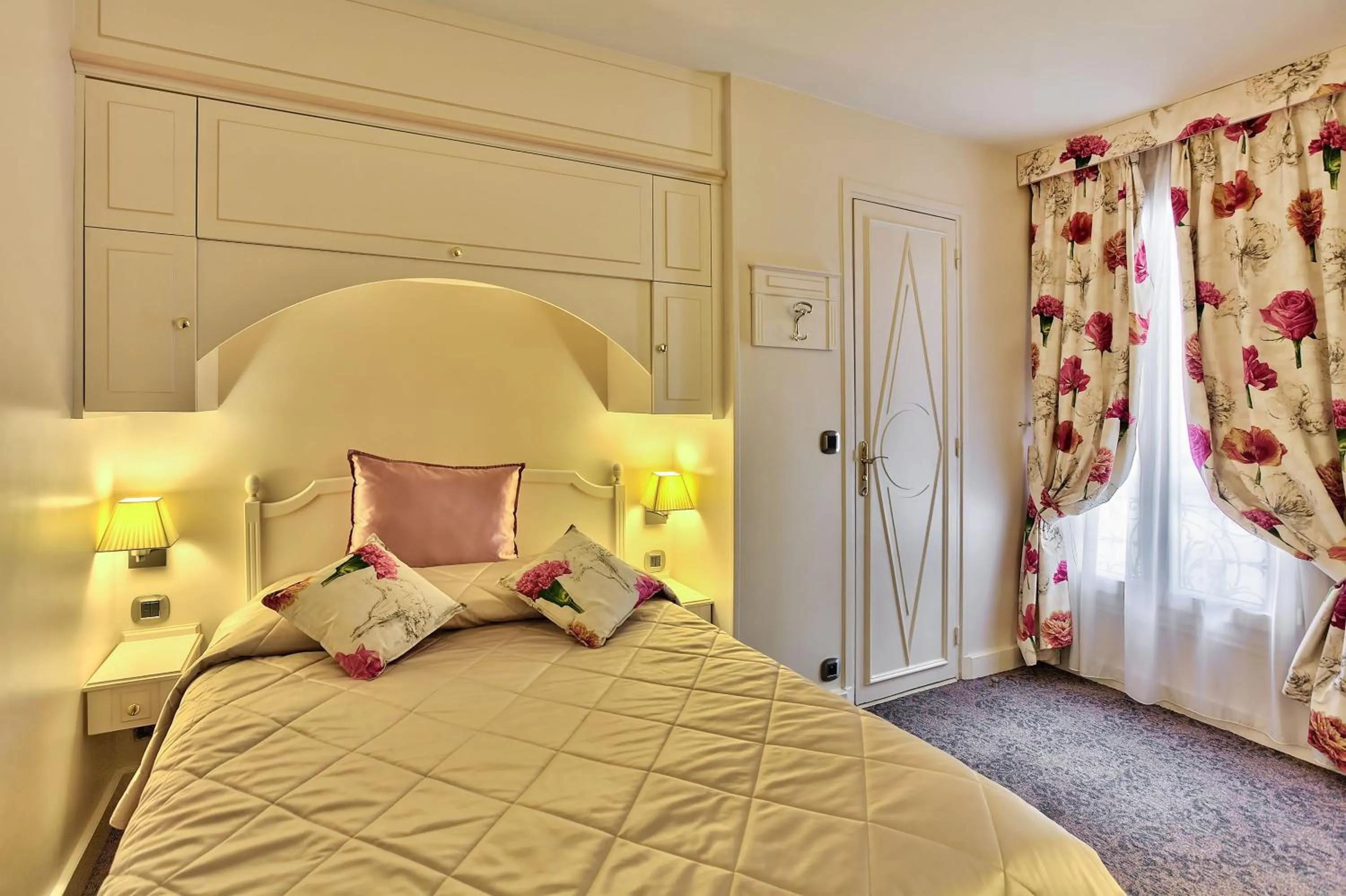 Photo of the whole room, Bed in Queen Mary Opera