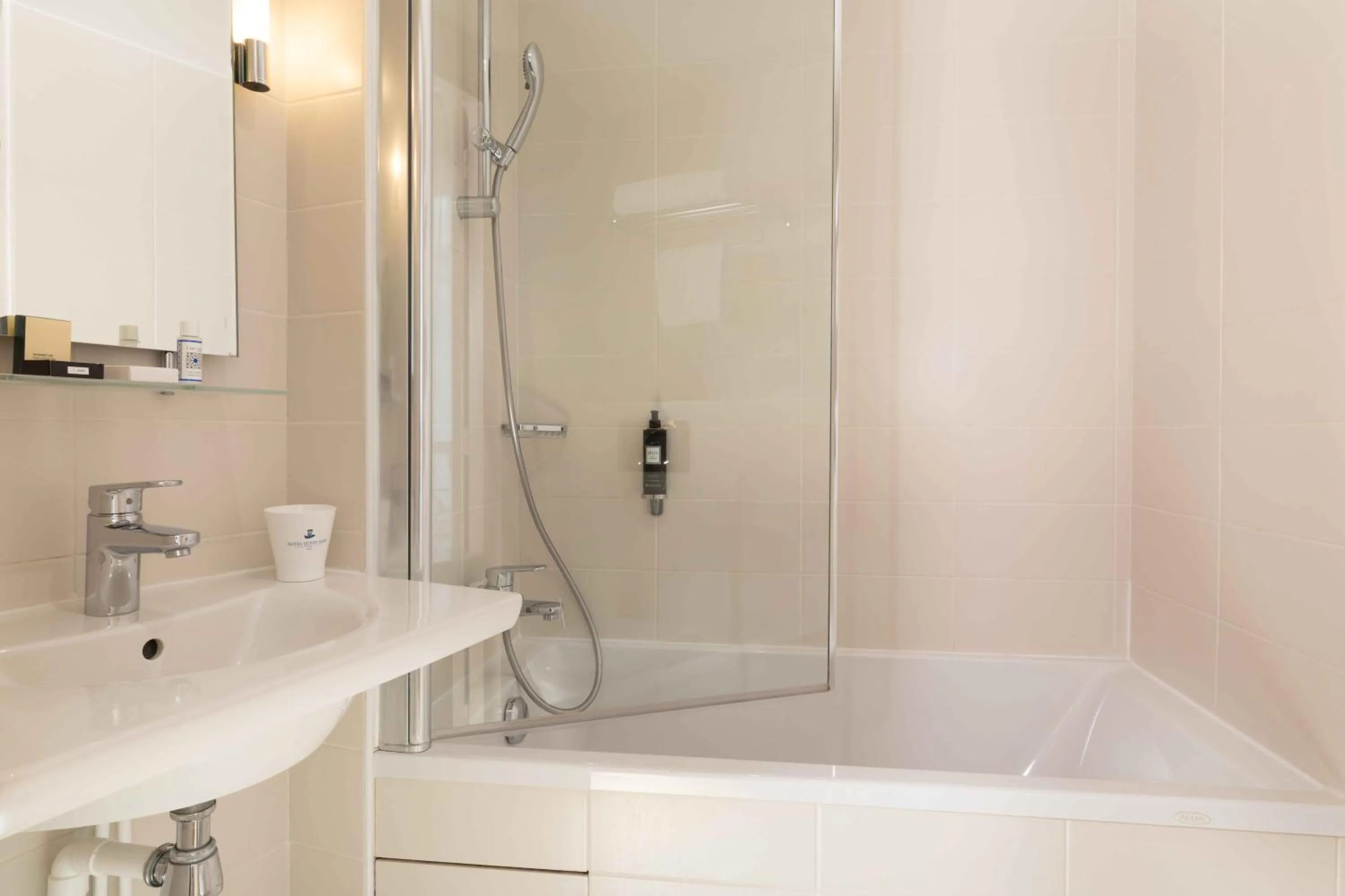 Shower in Queen Mary Opera