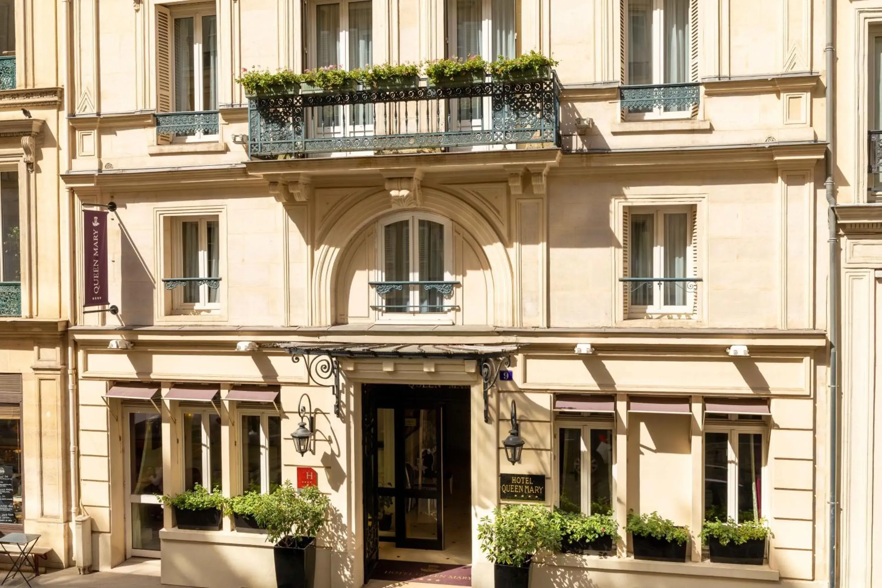 Property building in Queen Mary Opera Property building in Queen Mary Opera