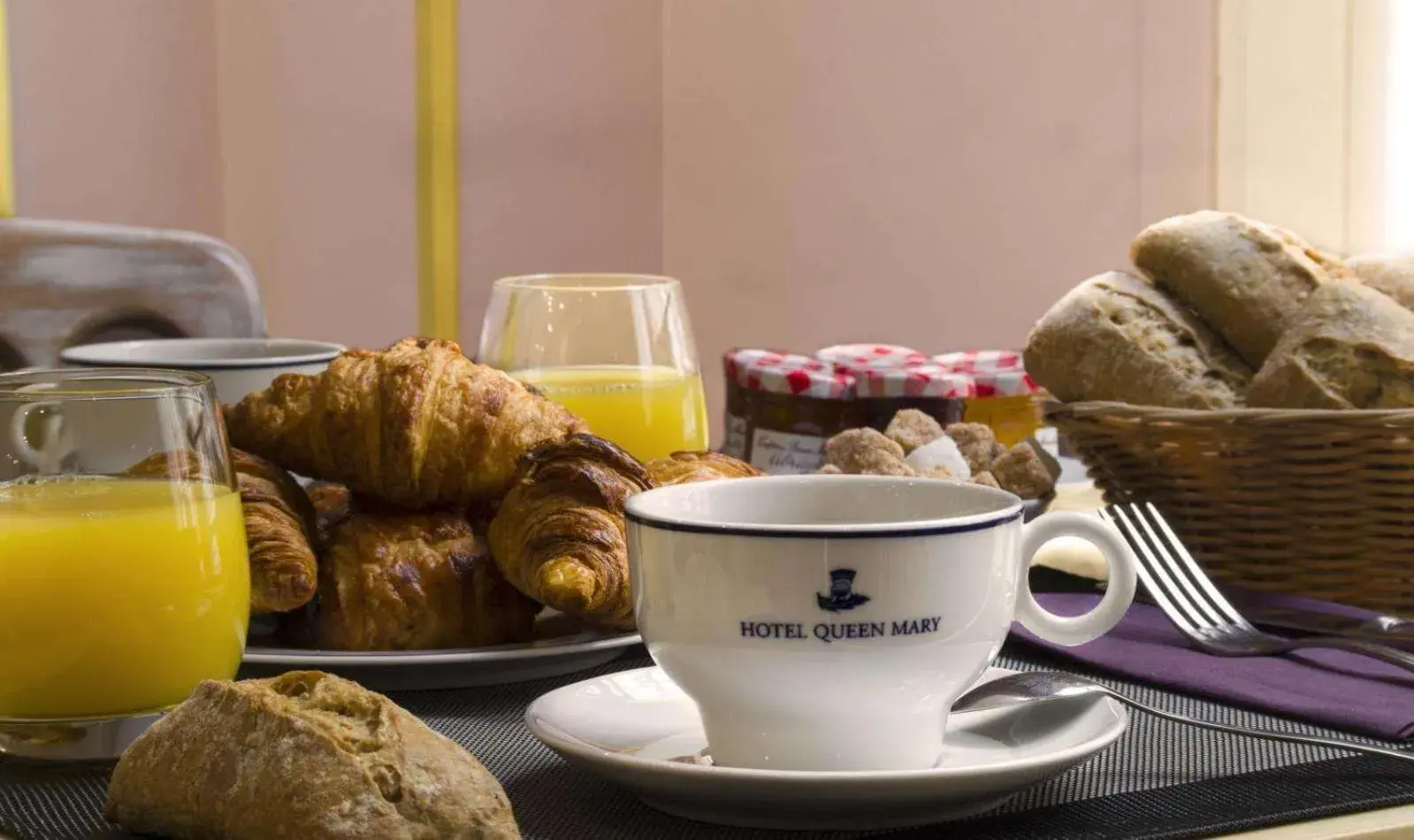 American breakfast in Queen Mary Opera American breakfast in Queen Mary Opera