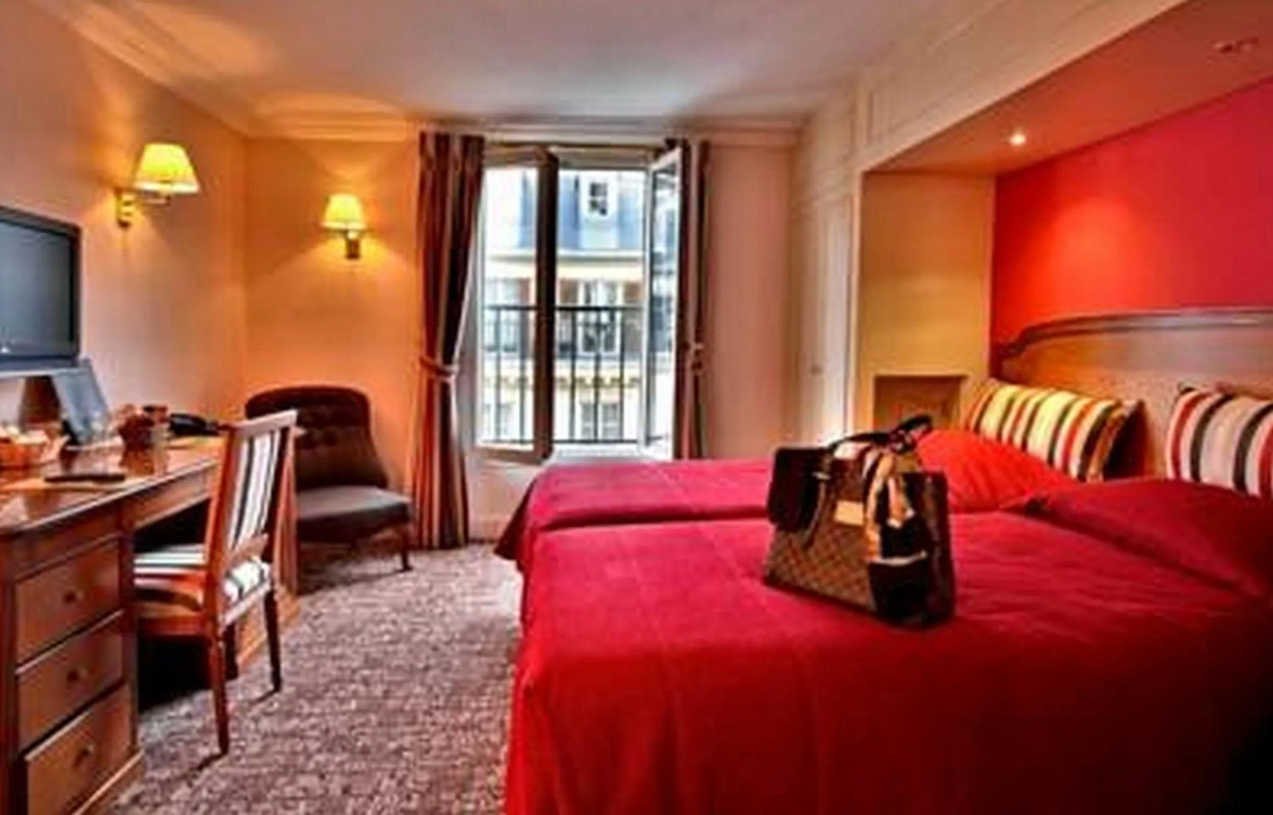 Photo of the whole room, Bed in Queen Mary Opera