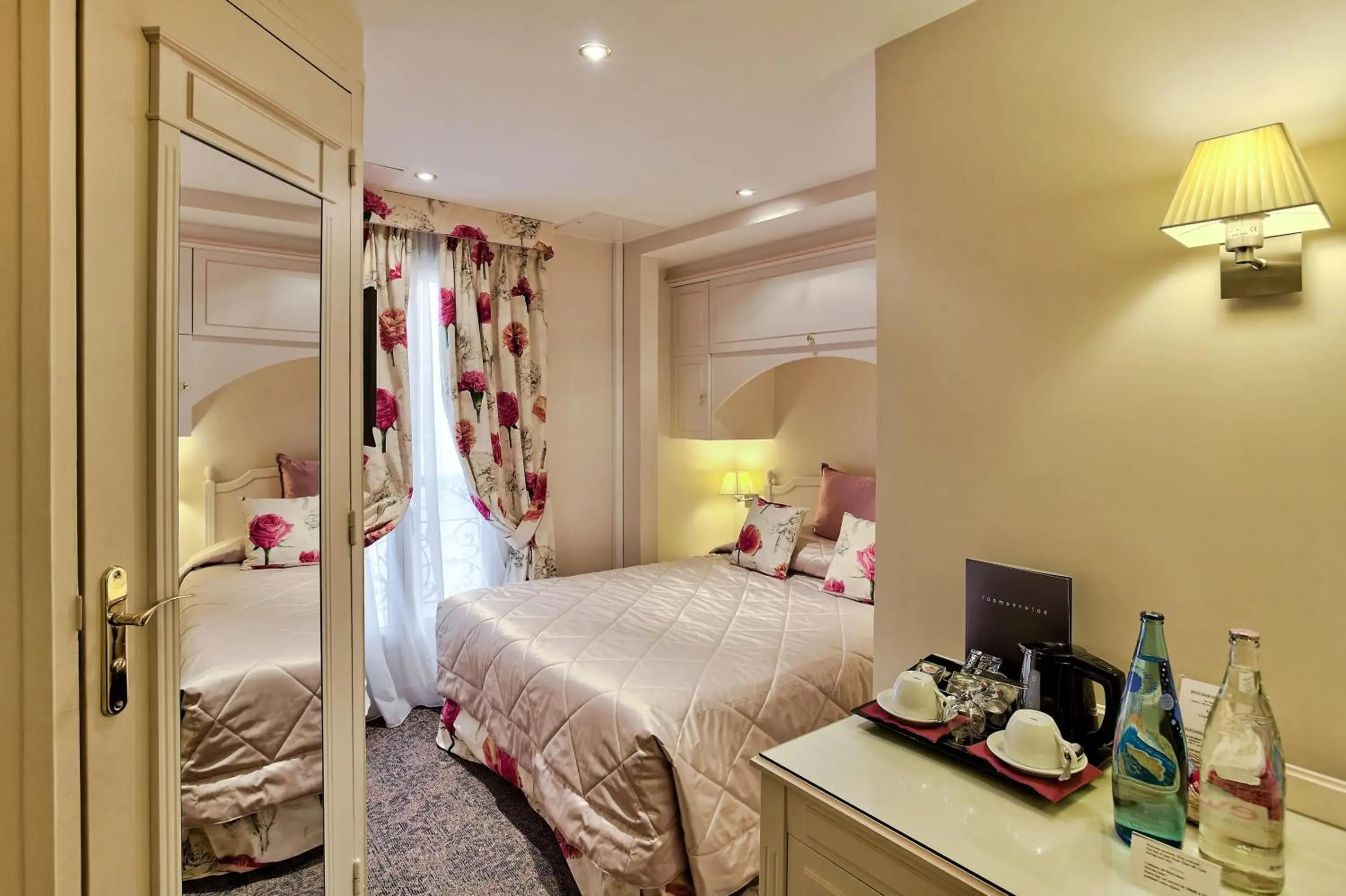 Coffee/tea facilities, Bed in Queen Mary Opera Coffee/tea facilities, Bed in Queen Mary Opera