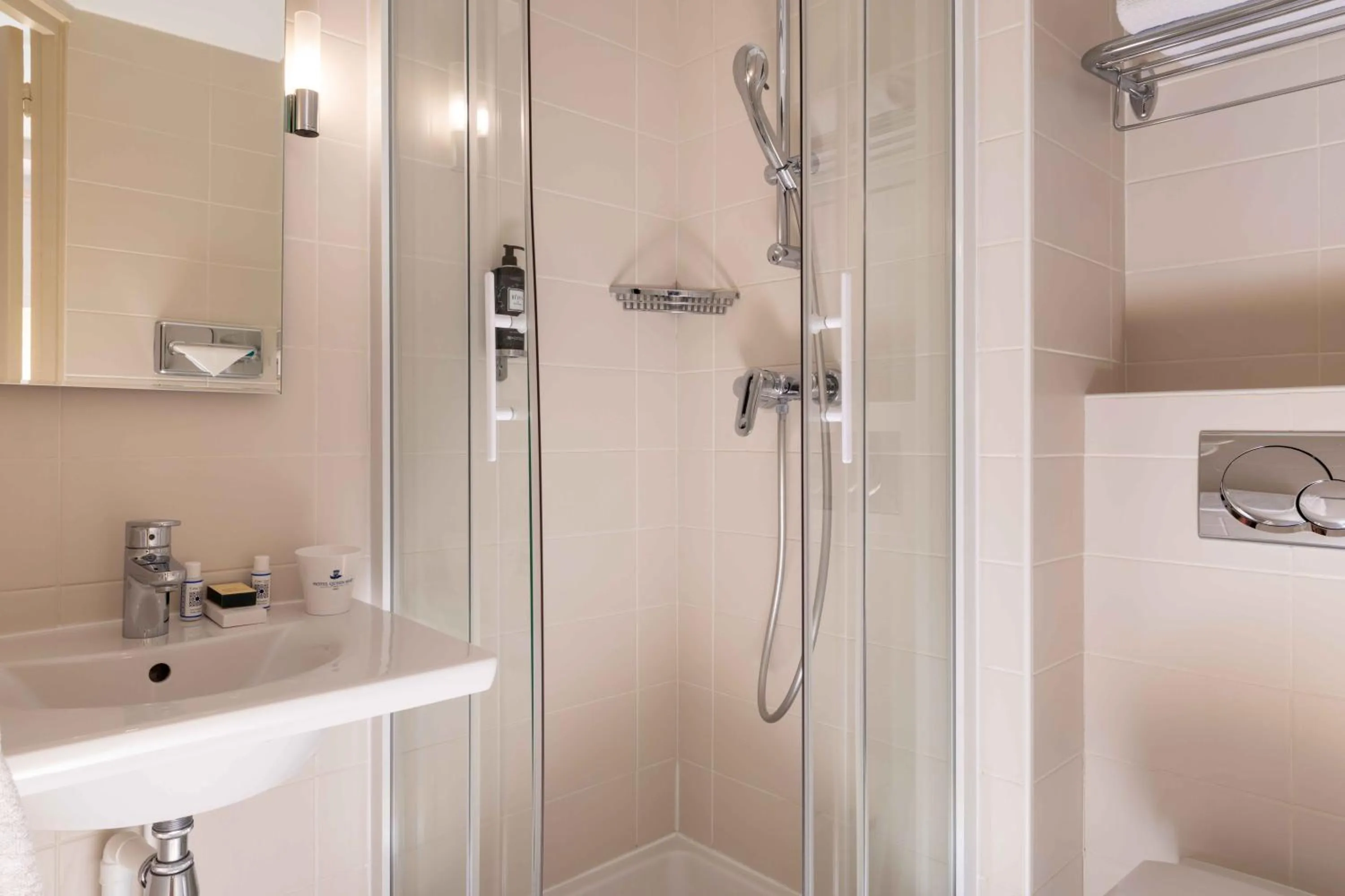 Shower in Queen Mary Opera