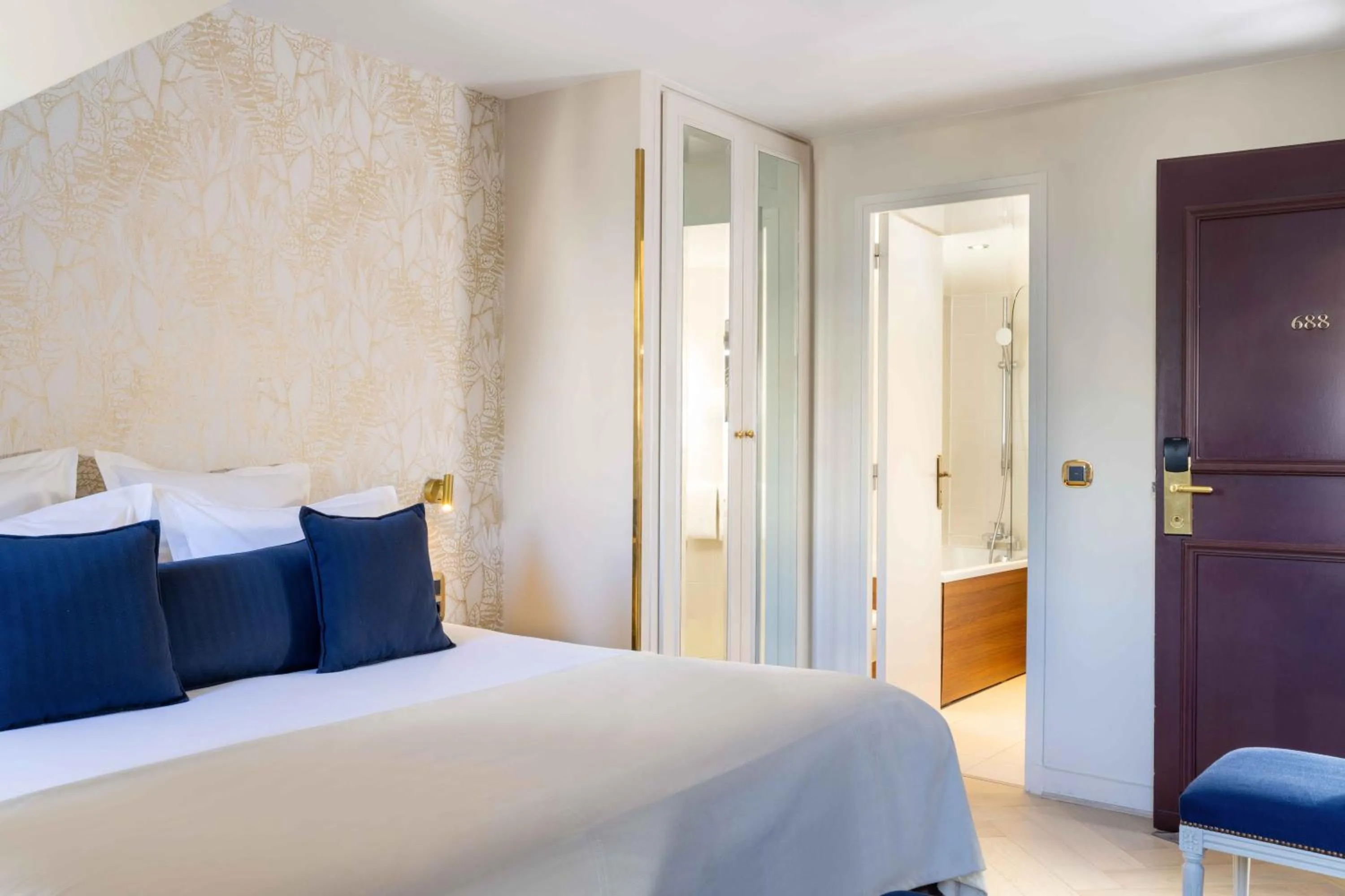 Bed in Queen Mary Opera