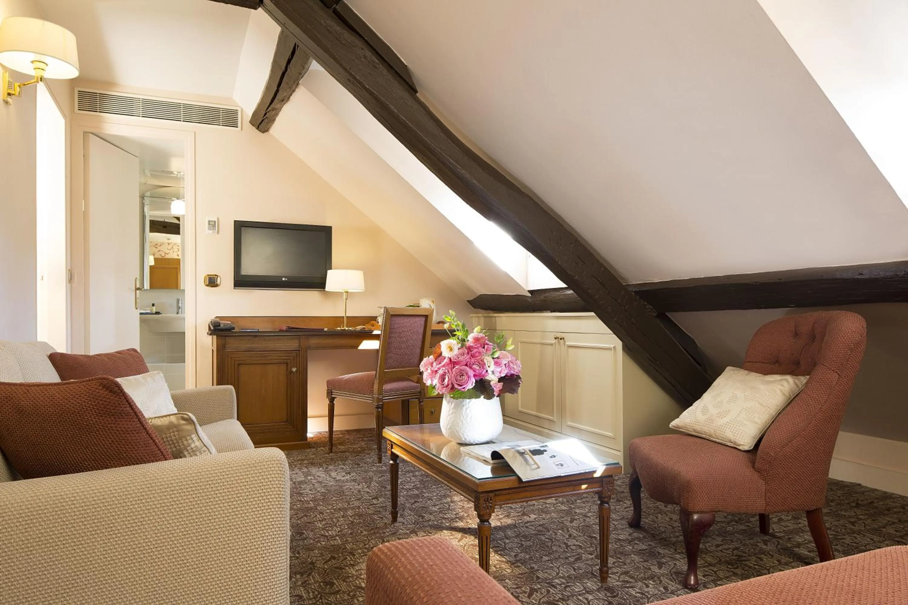 Photo of the whole room in Queen Mary Opera