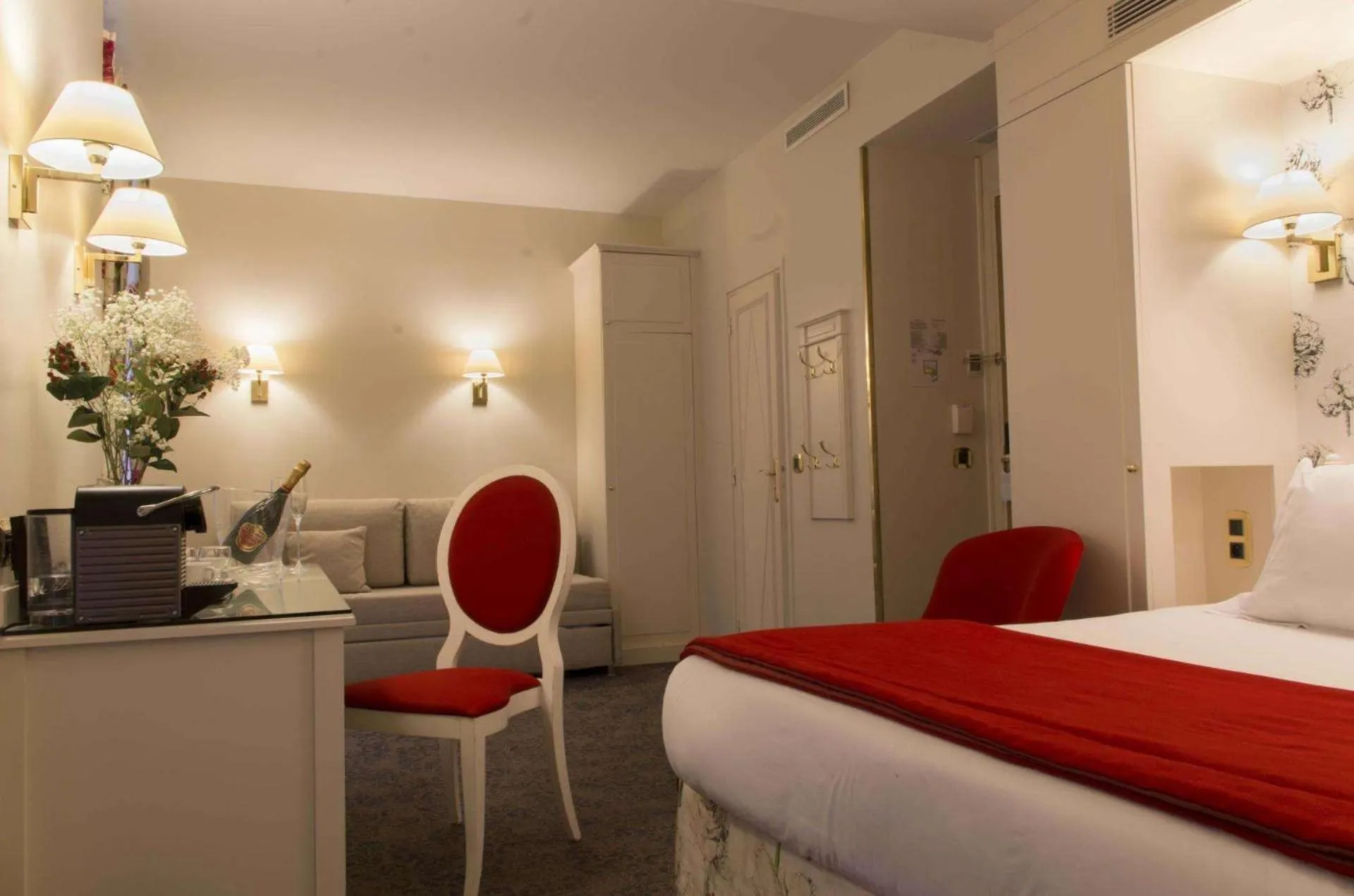 Bedroom, Bed in Queen Mary Opera