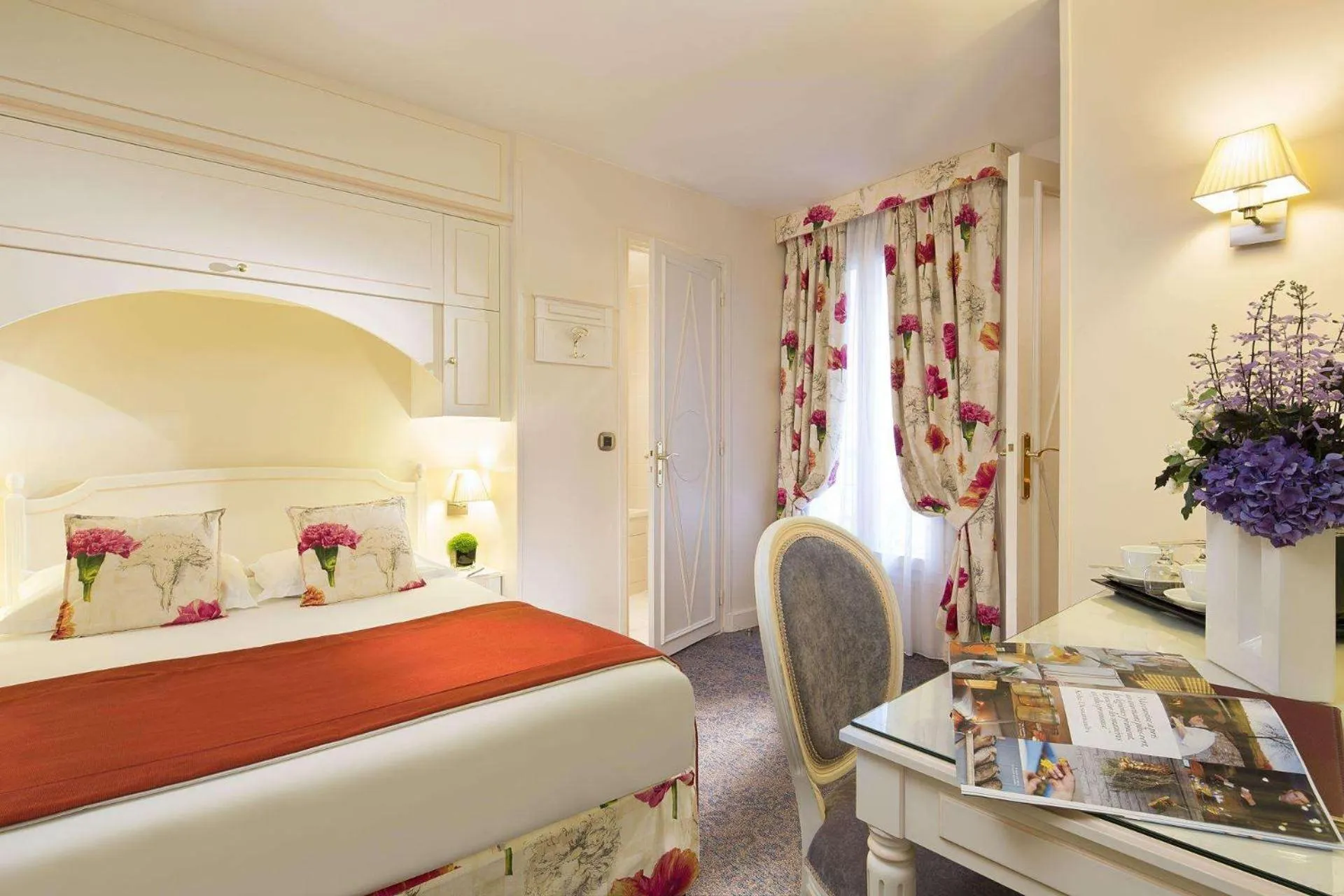 Bedroom, Bed in Queen Mary Opera