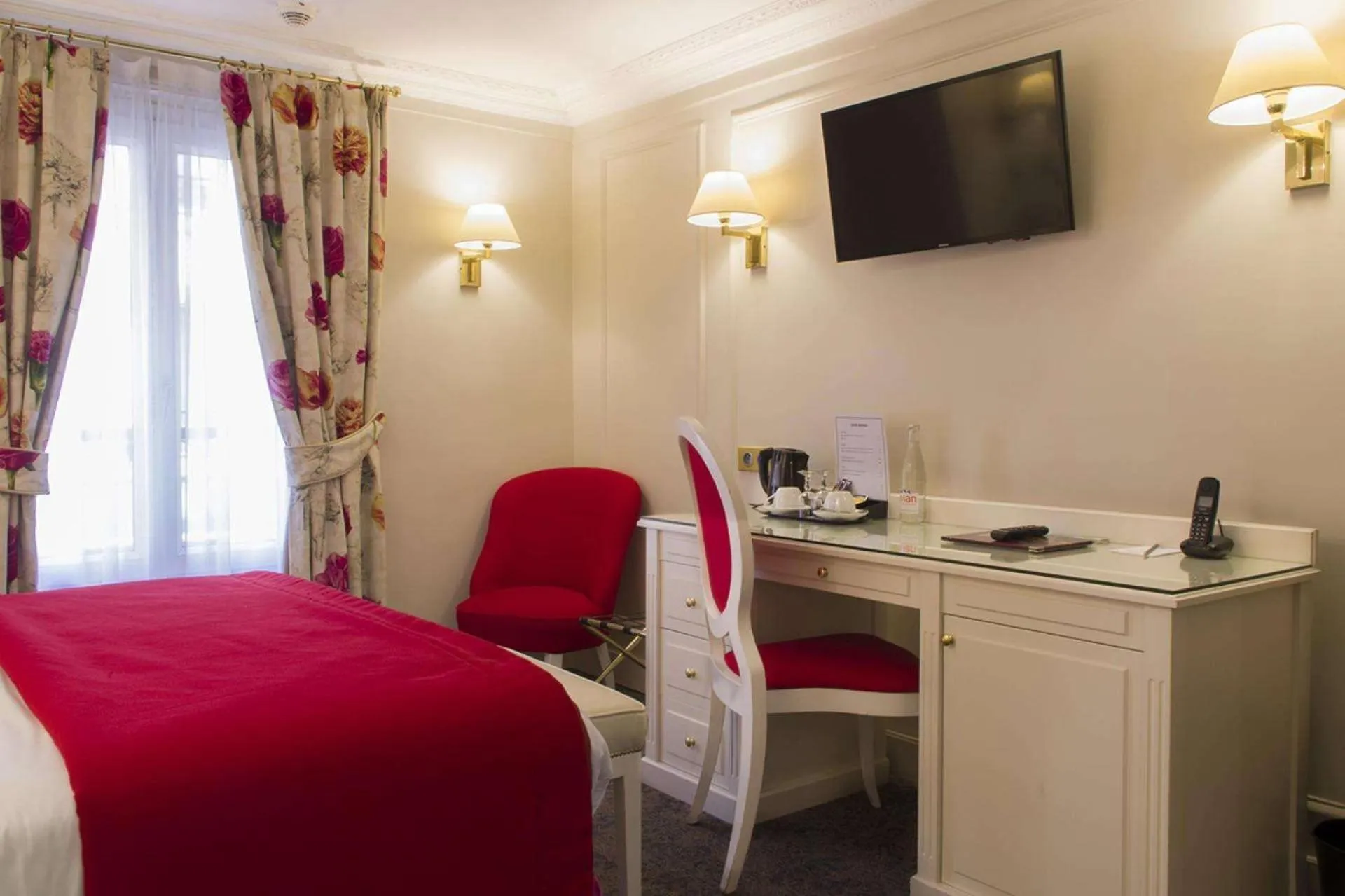 Photo of the whole room, Bed in Queen Mary Opera