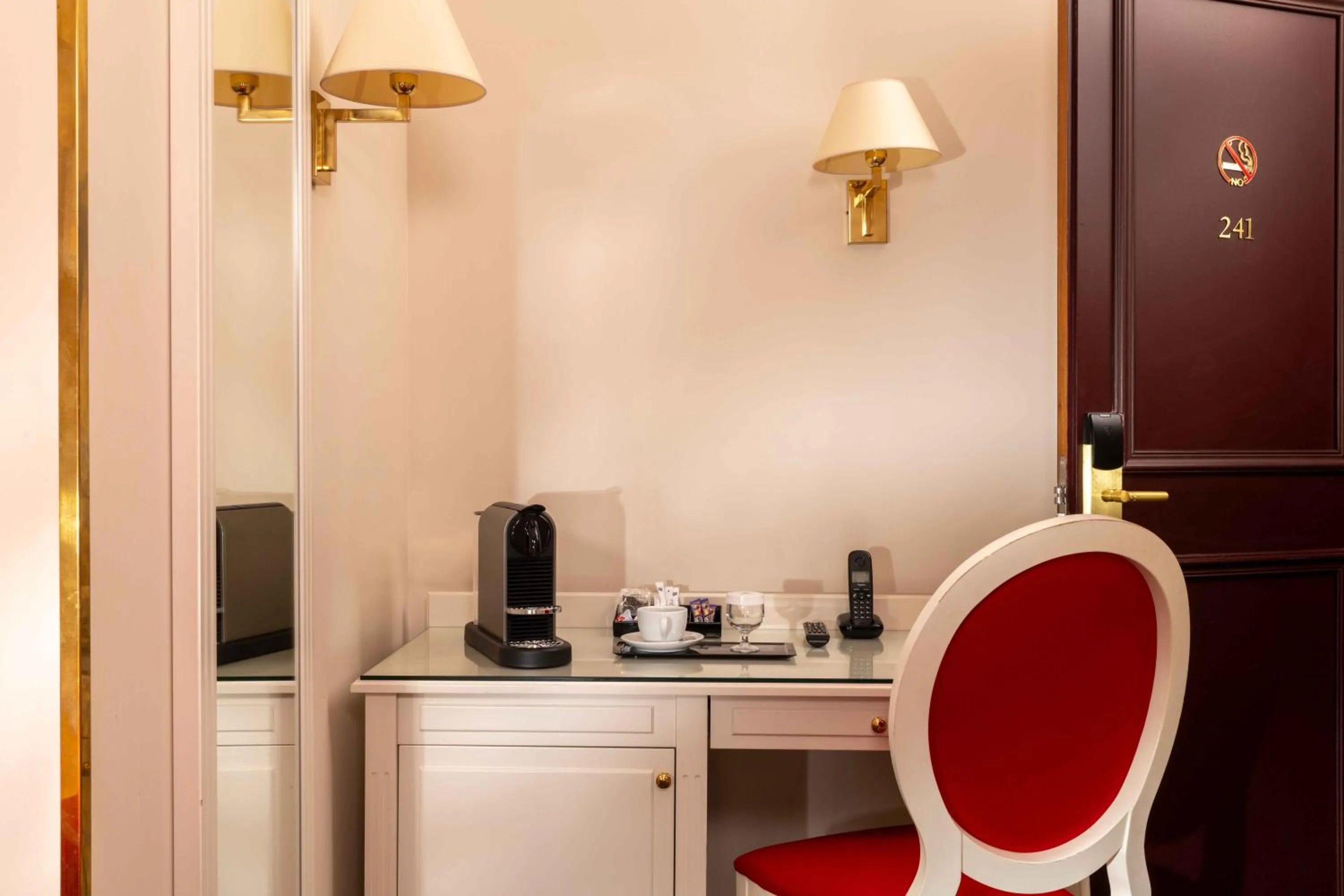 Coffee/tea facilities in Queen Mary Opera