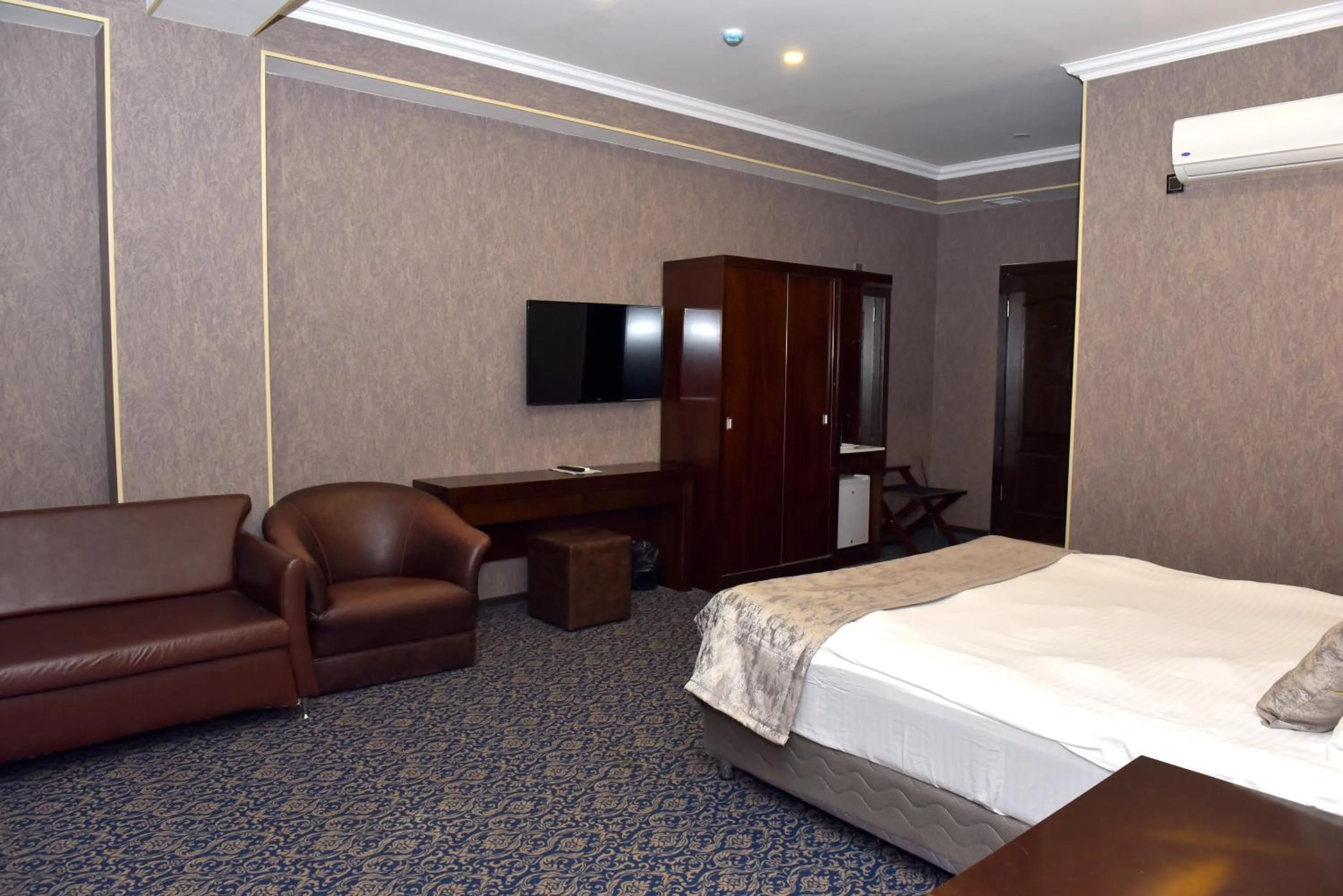 Communal lounge/ TV room, Bed in Ruma Qala Hotel