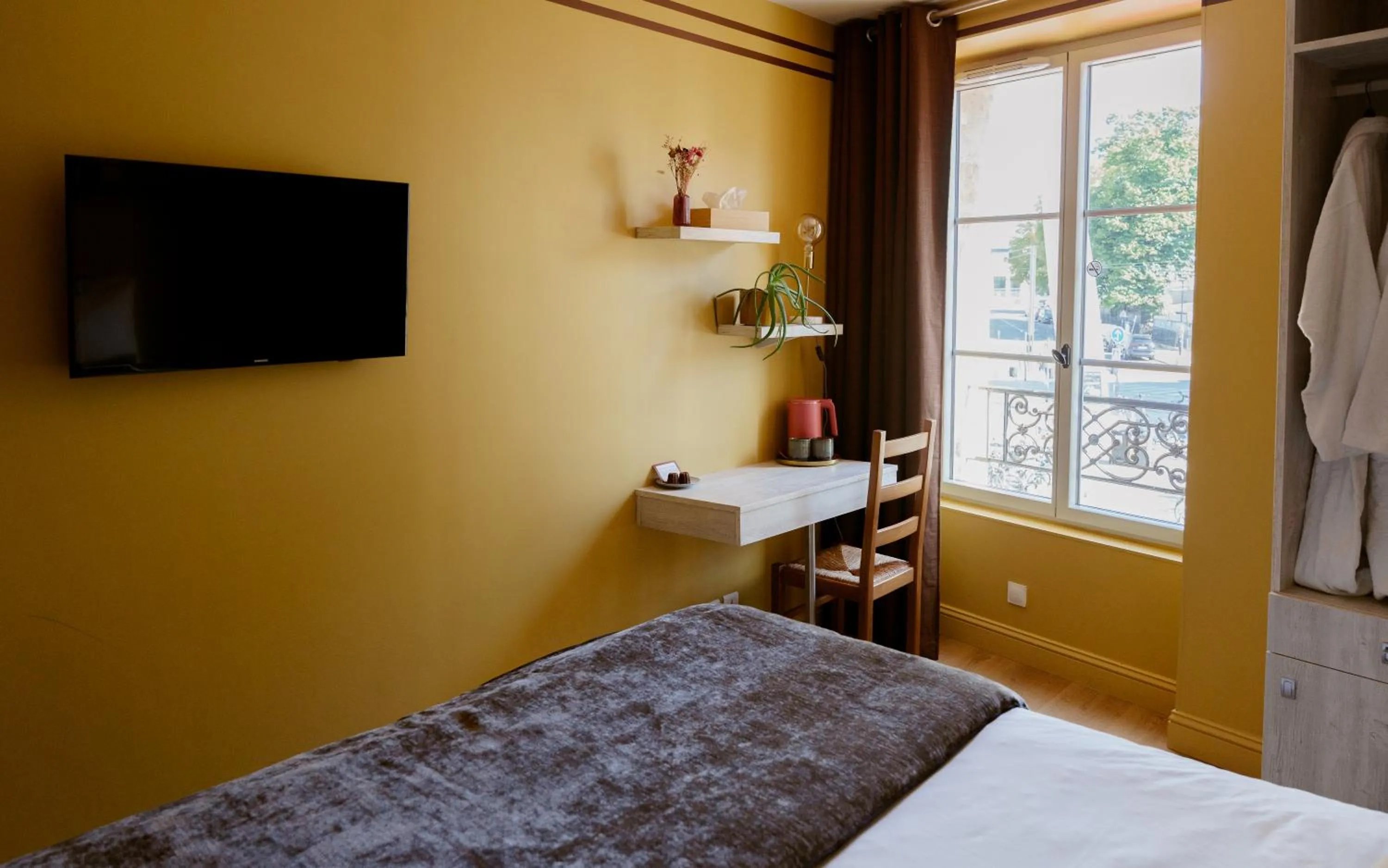 TV and multimedia, Bed in ROSA Boutique Hotel - Bordeaux Centre Gare