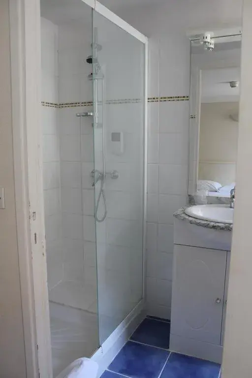 Single Room with Shower in Le Grand Hôtel Single Room with Shower in Le Grand Hôtel