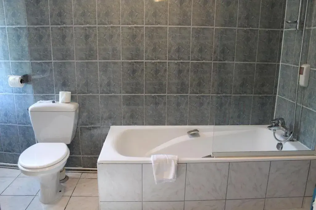 Classic Quadruple Room with Bath in Le Grand Hôtel Classic Quadruple Room with Bath in Le Grand Hôtel