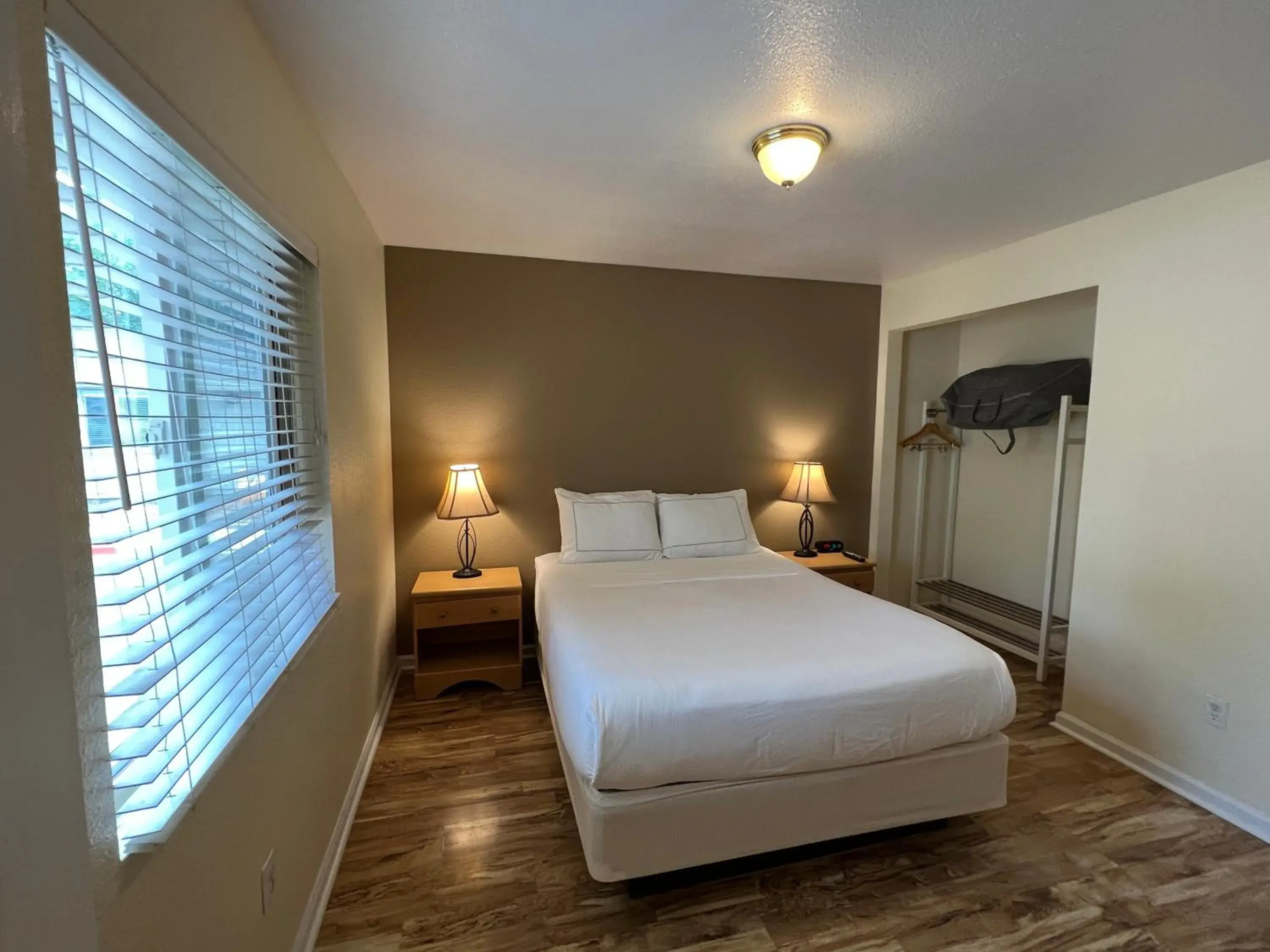 Bed in Clear Lake Cottages & Marina Bed in Clear Lake Cottages & Marina