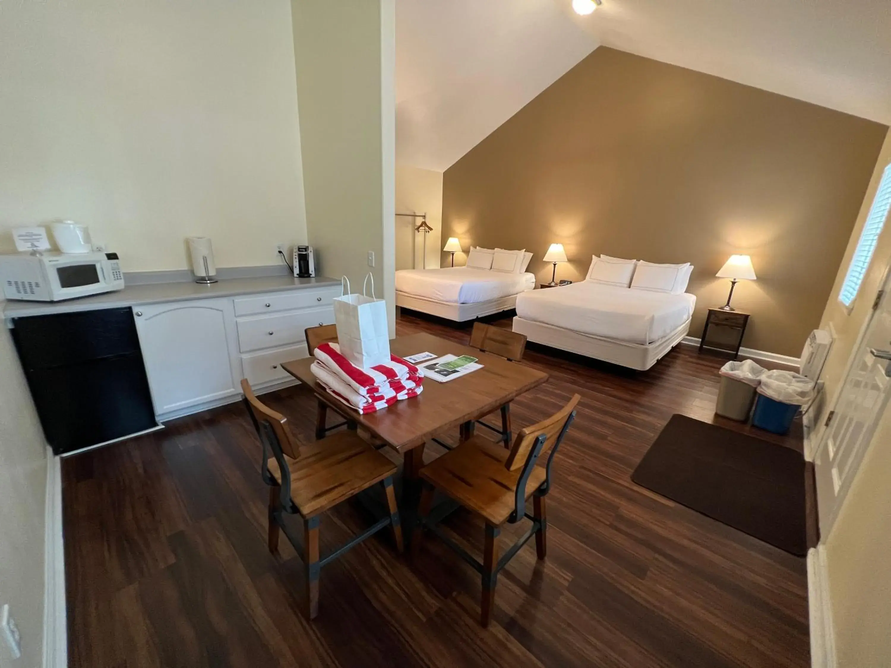 Coffee/tea facilities, Bed in Clear Lake Cottages & Marina Coffee/tea facilities, Bed in Clear Lake Cottages & Marina