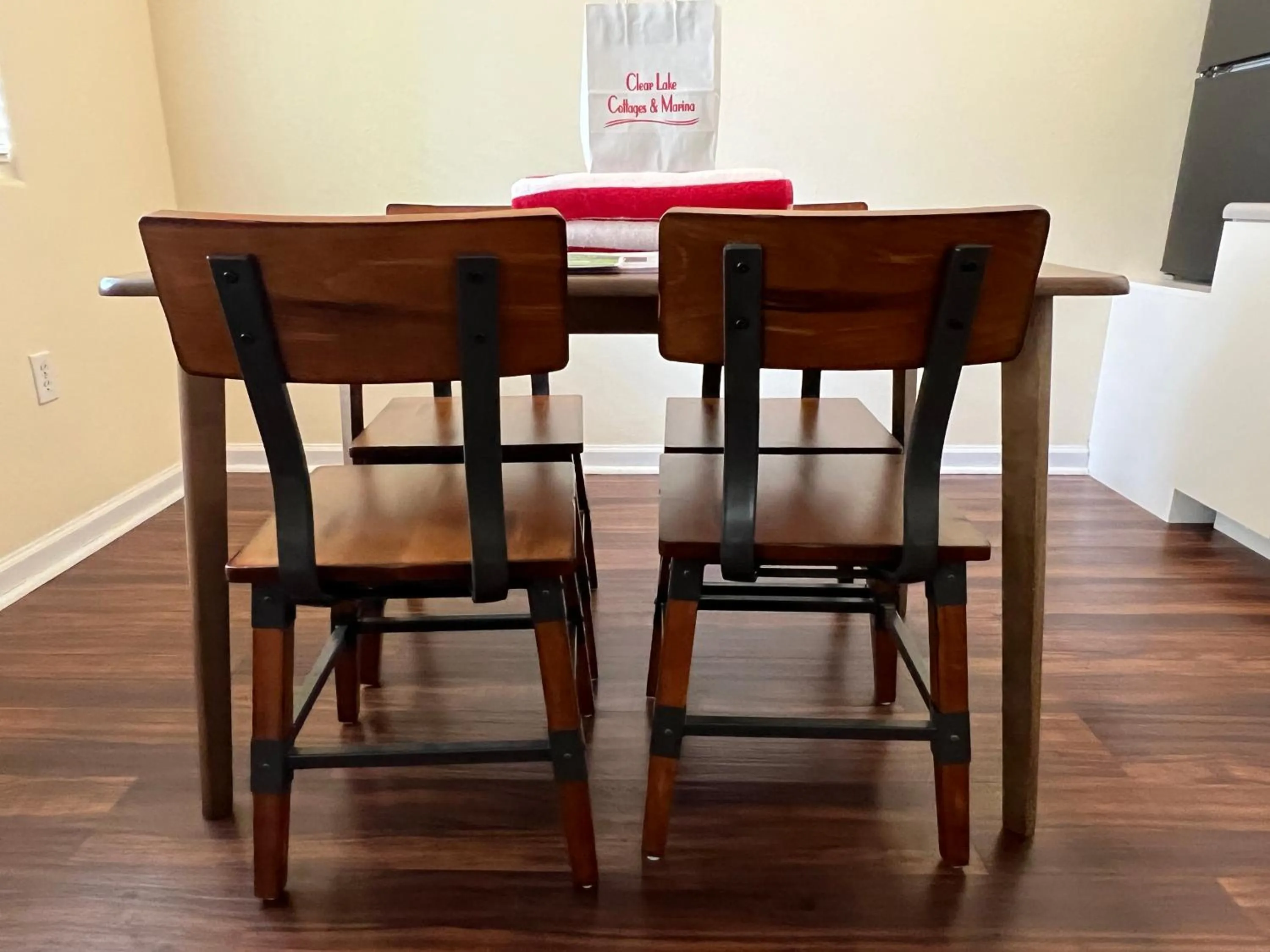 Dining area in Clear Lake Cottages & Marina