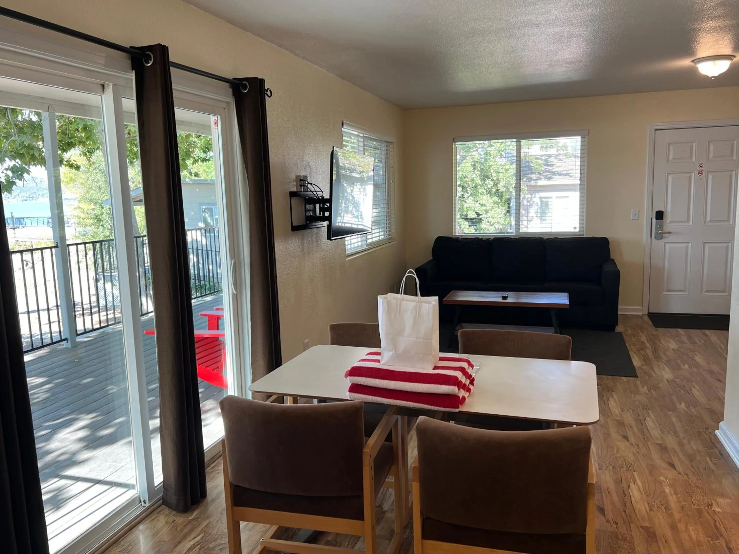 Living room in Clear Lake Cottages & Marina