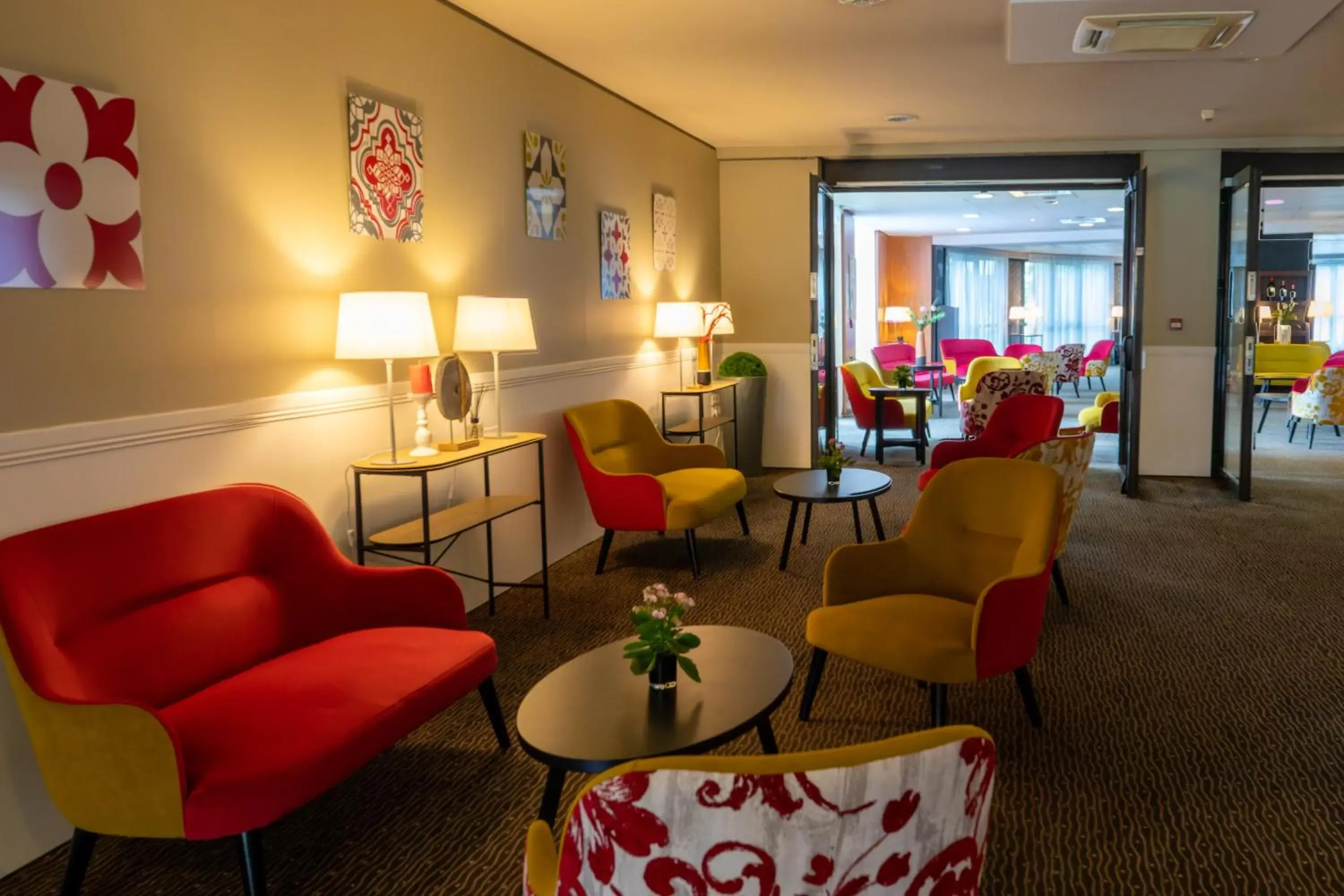 Lobby or reception in Le M & Spa Bordeaux Aéroport by Hôtels & Préférence Lobby or reception in Le M & Spa Bordeaux Aéroport by Hôtels & Préférence