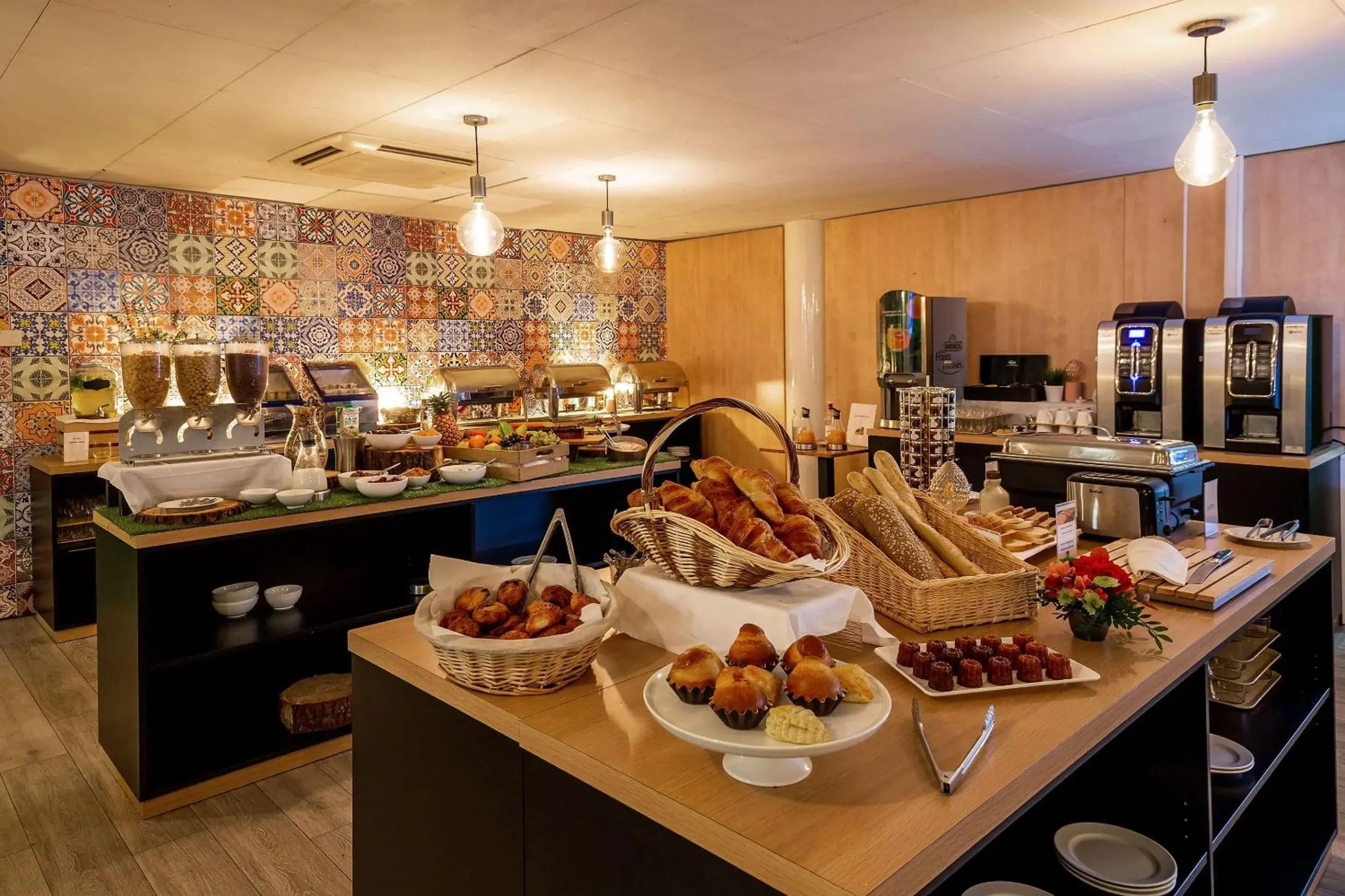 Restaurant/places to eat in Le M & Spa Bordeaux Aéroport by Hôtels & Préférence Restaurant/places to eat in Le M & Spa Bordeaux Aéroport by Hôtels & Préférence