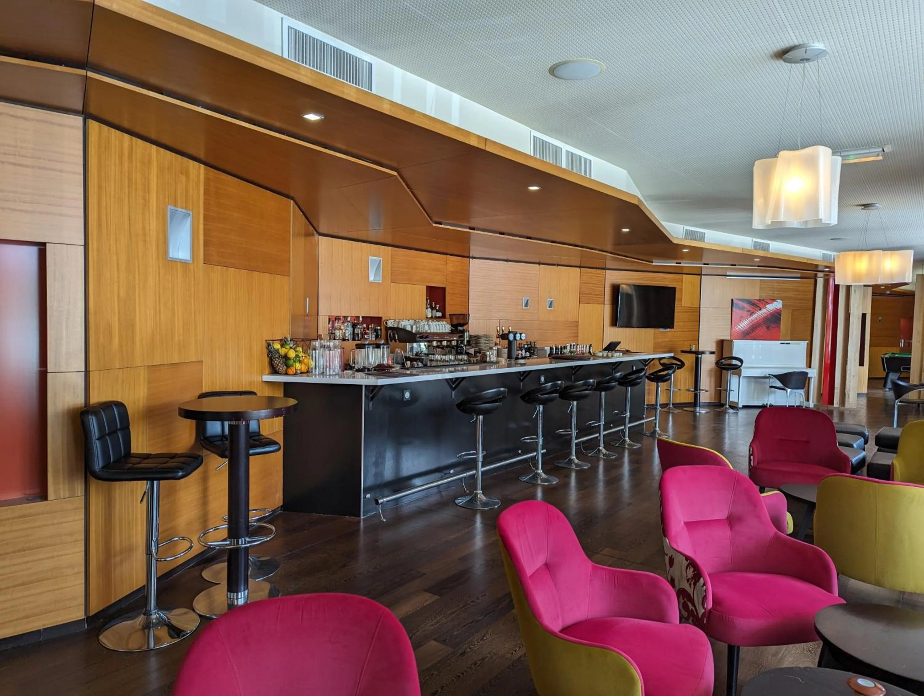 Lounge or bar in Le M & Spa Bordeaux Aéroport by Hôtels & Préférence