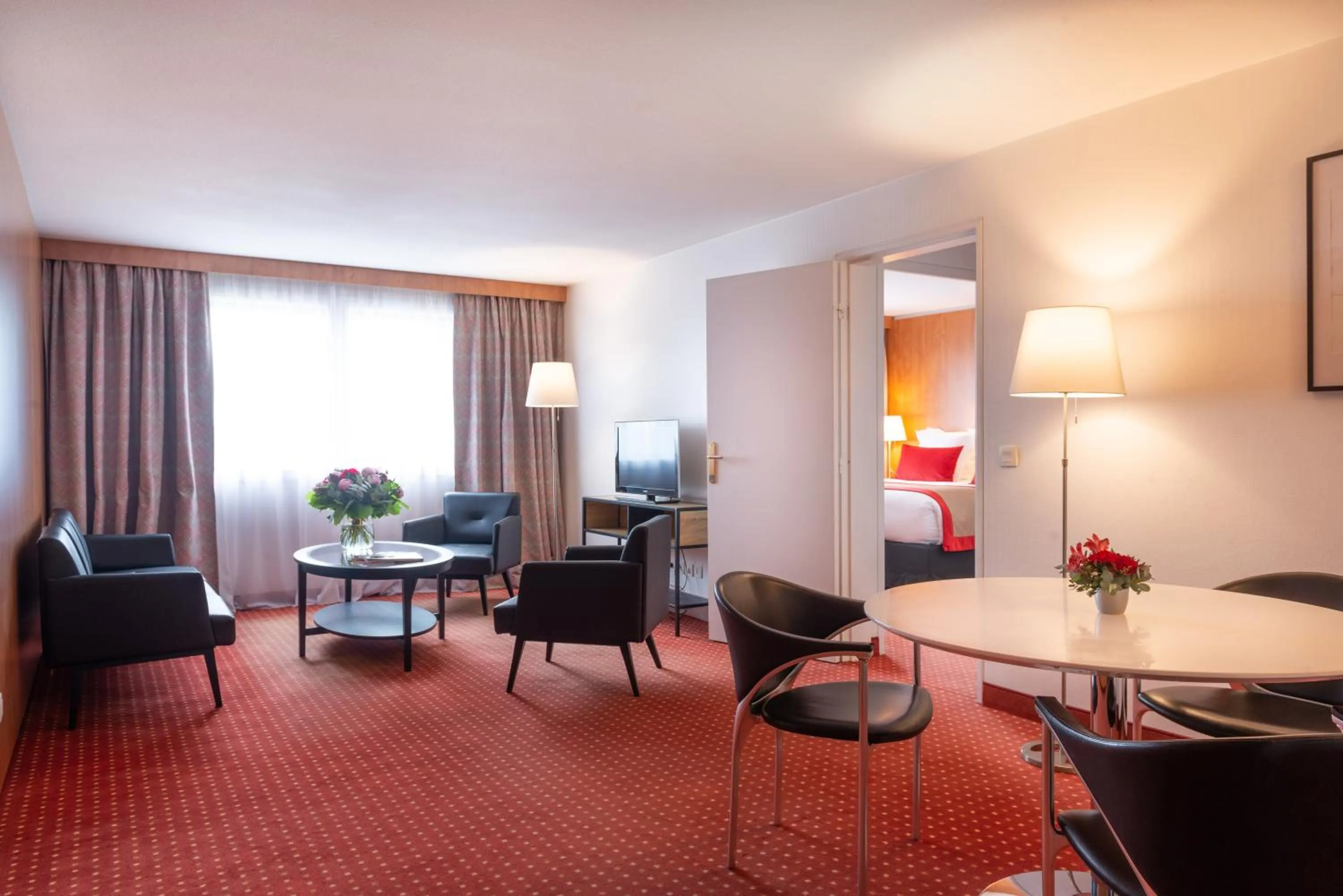 Living room in Le M & Spa Bordeaux Aéroport by Hôtels & Préférence