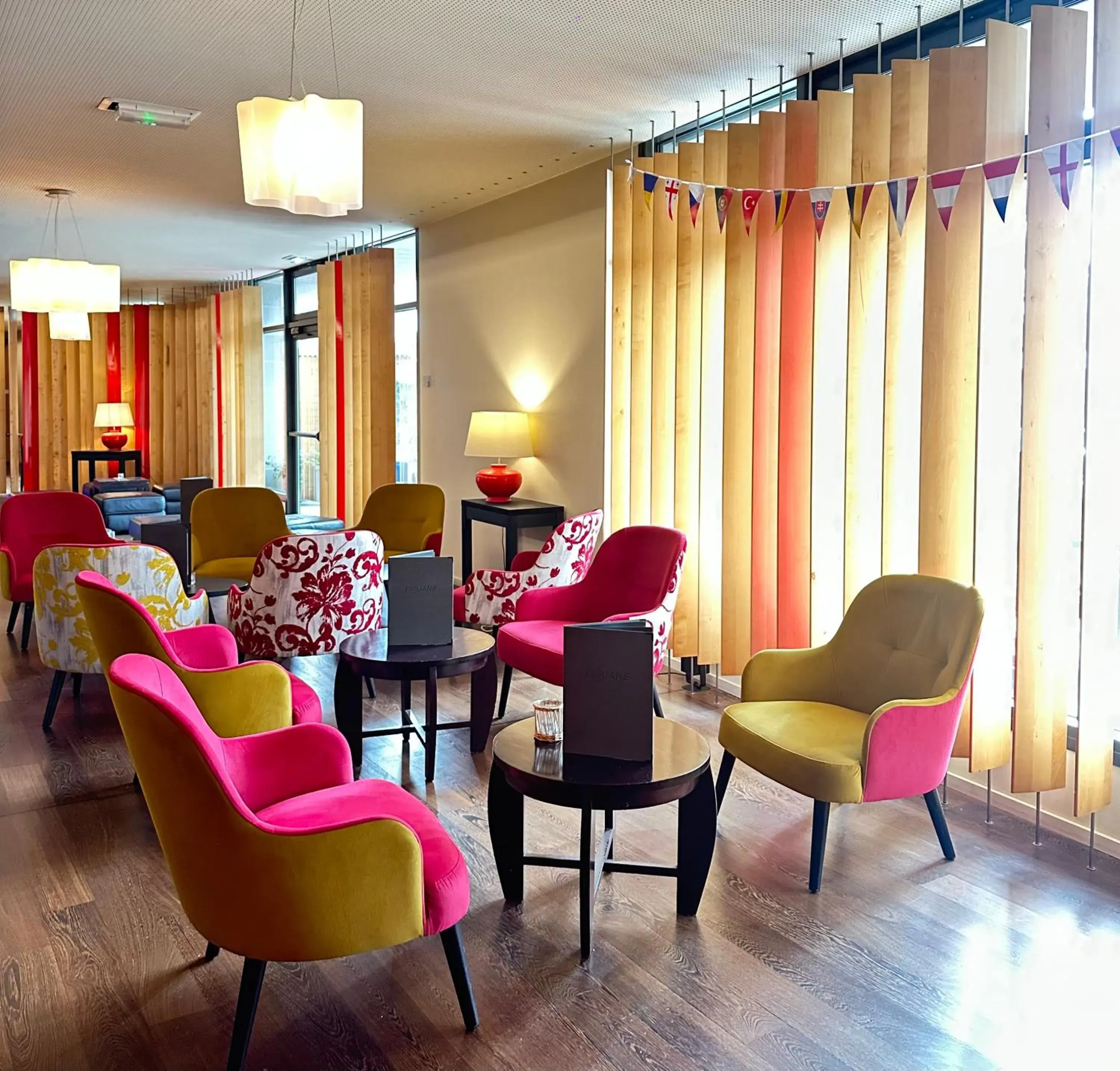 Lounge or bar in Le M & Spa Bordeaux Aéroport by Hôtels & Préférence Lounge or bar in Le M & Spa Bordeaux Aéroport by Hôtels & Préférence