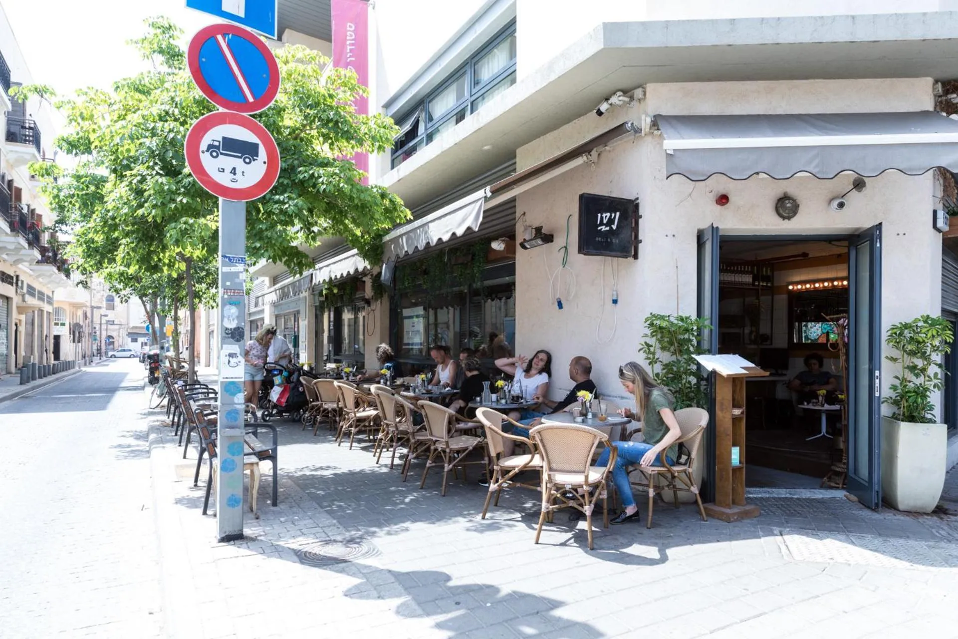 Restaurant/places to eat in Joseph Hotel TLV