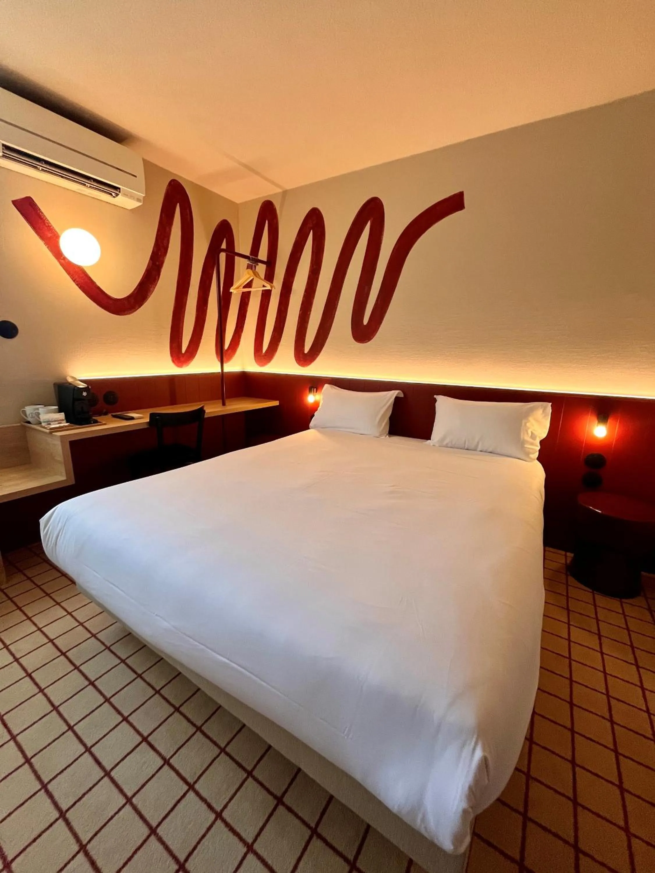 Bed in The Originals City, Hôtel du Phare, Bordeaux Mérignac