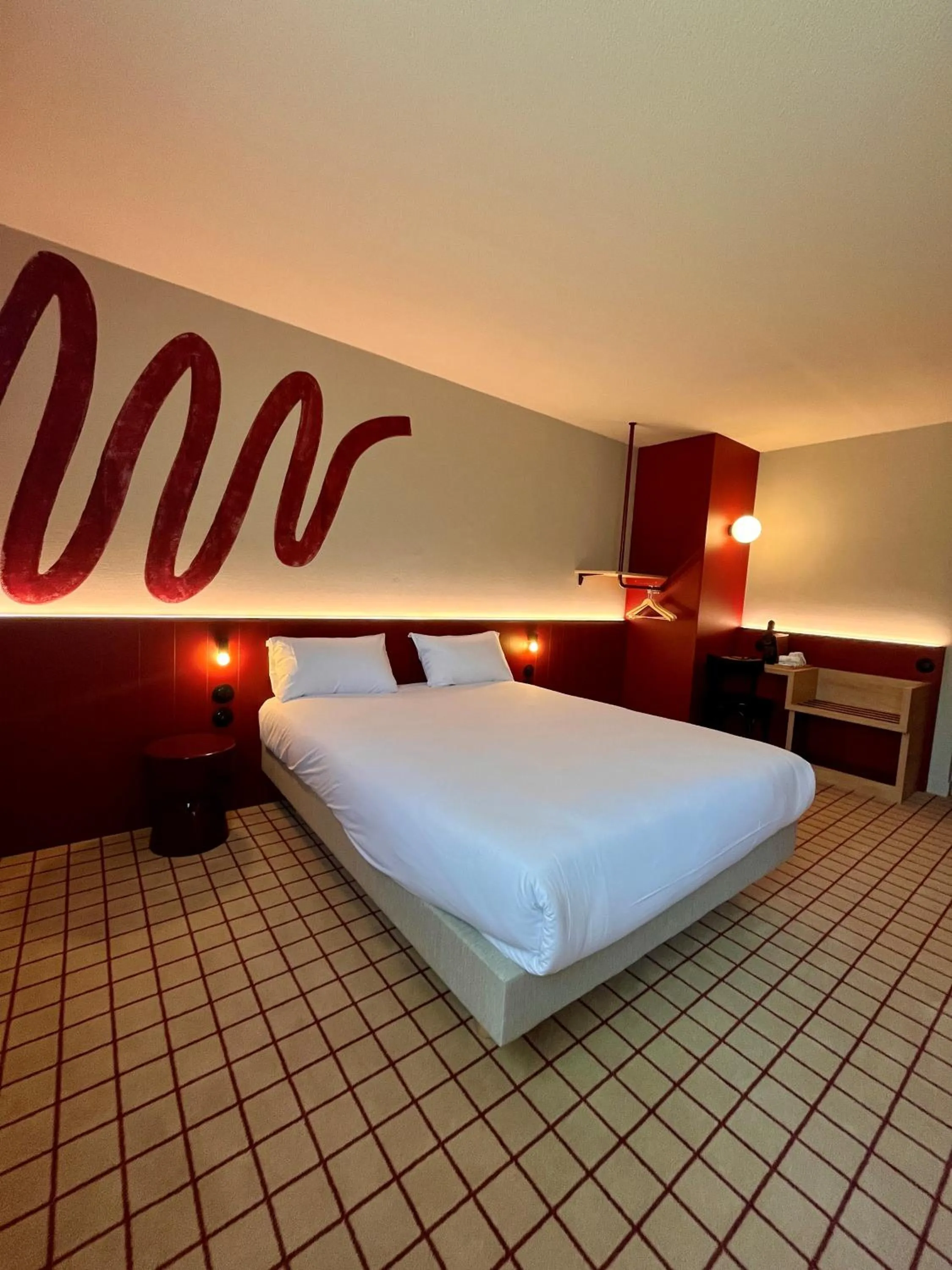 Bed in The Originals City, Hôtel du Phare, Bordeaux Mérignac