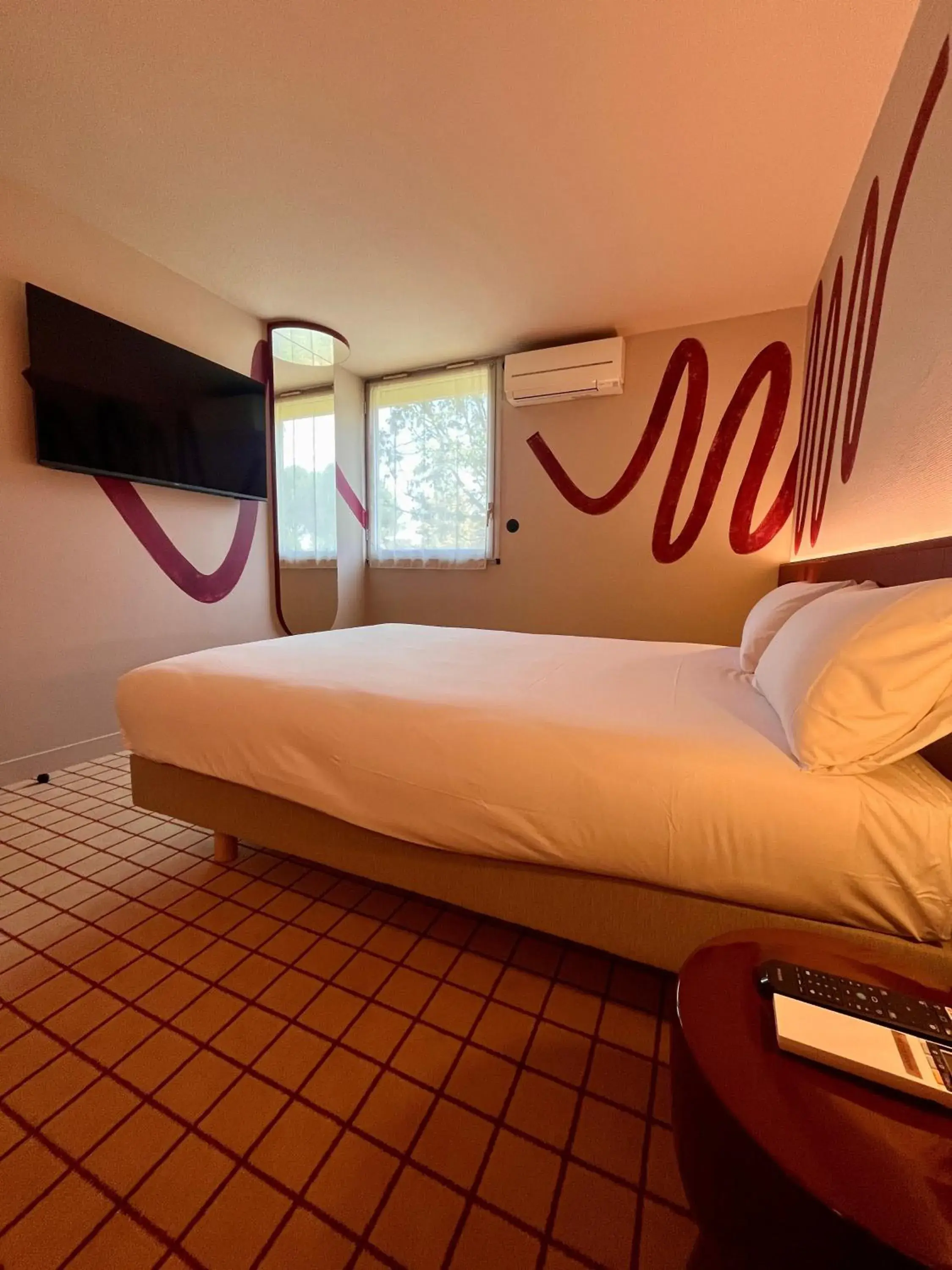 Bed in The Originals City, Hôtel du Phare, Bordeaux Mérignac Bed in The Originals City, Hôtel du Phare, Bordeaux Mérignac