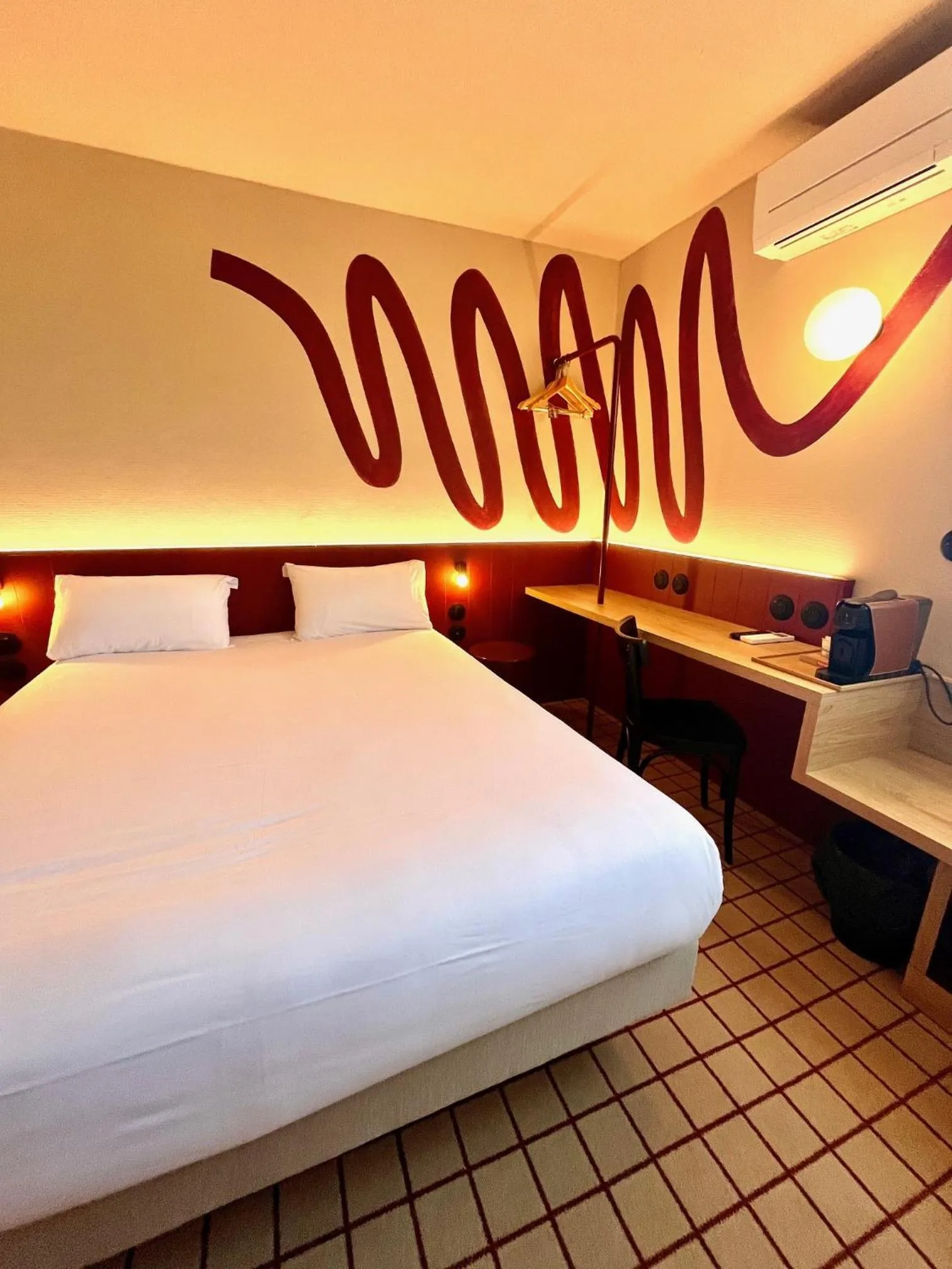 Bed in The Originals City, Hôtel du Phare, Bordeaux Mérignac