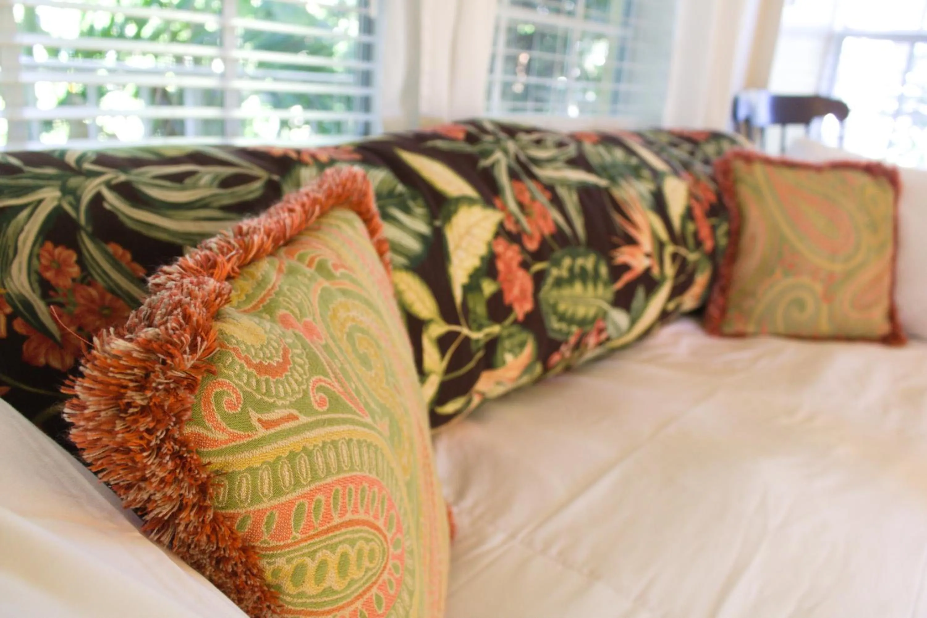 Seating area, Bed in The Caribbean Court Boutique Hotel