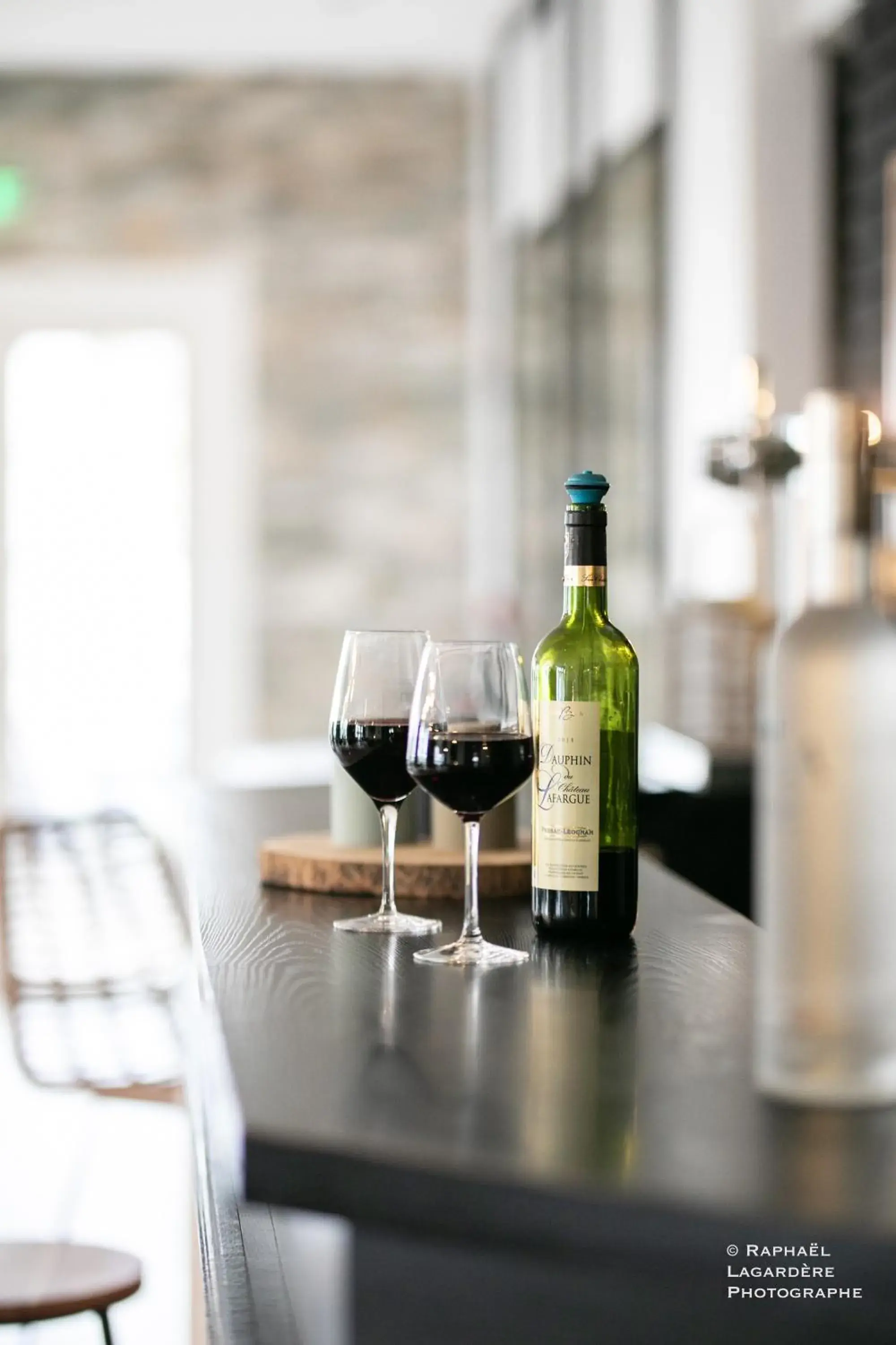 Lounge or bar in The Originals City Hôtel Bordeaux Porte du Bassin Lounge or bar in The Originals City Hôtel Bordeaux Porte du Bassin