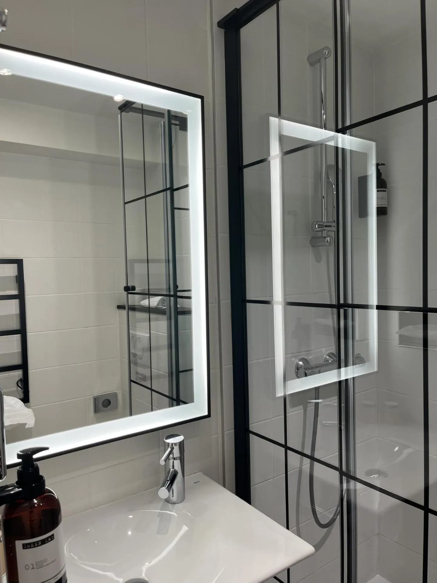 Bathroom in The Originals City Hôtel Bordeaux Porte du Bassin