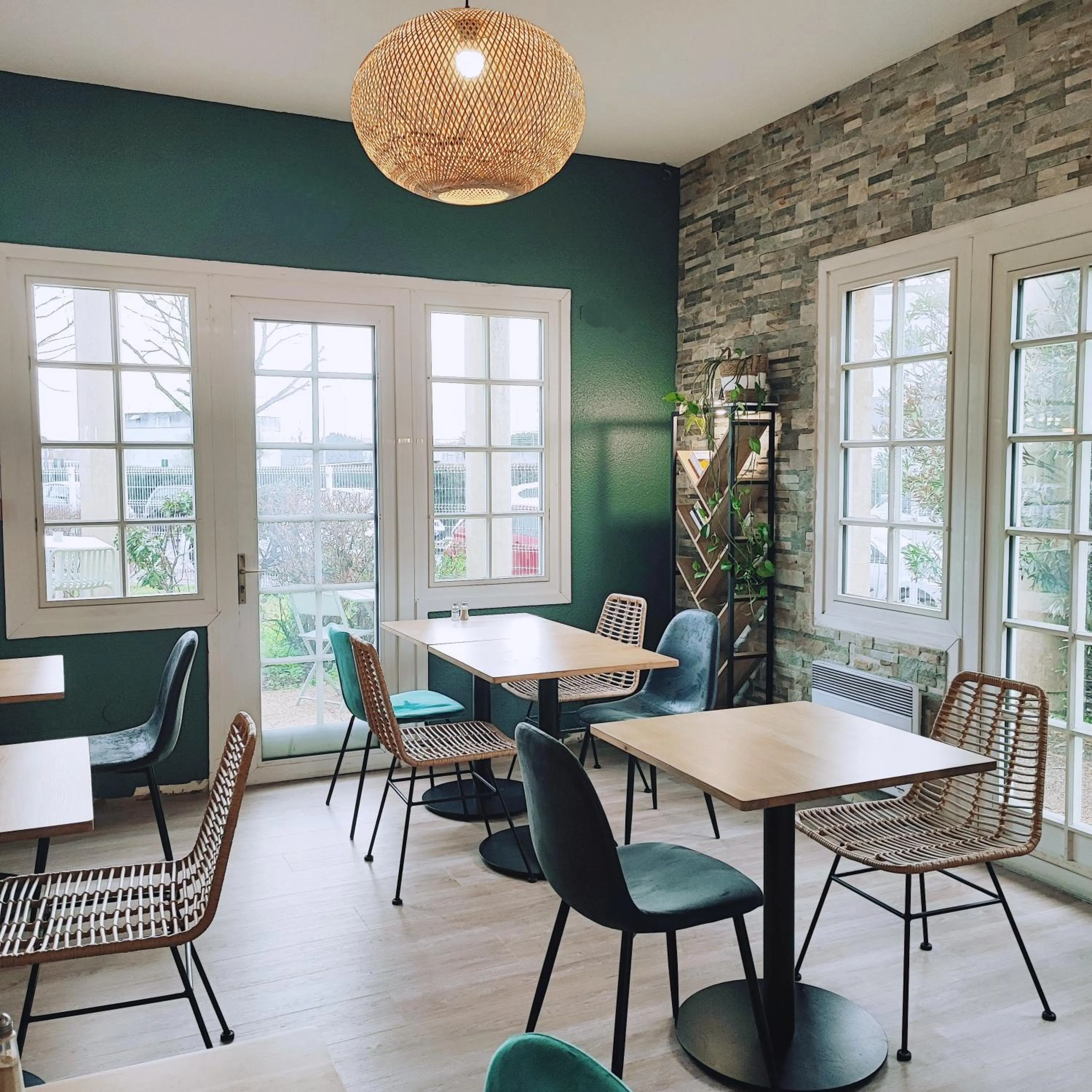 Restaurant/places to eat in The Originals City Hôtel Bordeaux Porte du Bassin