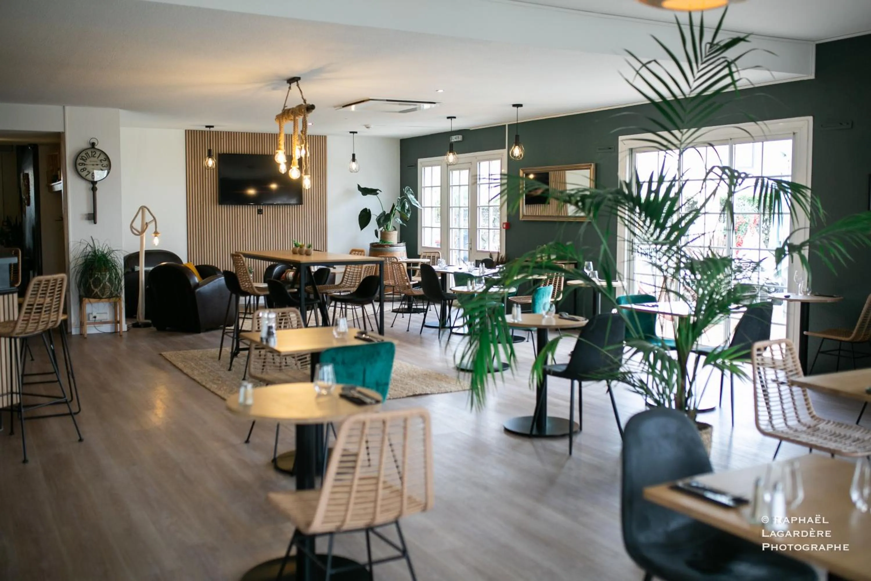 Restaurant/places to eat in The Originals City Hôtel Bordeaux Porte du Bassin