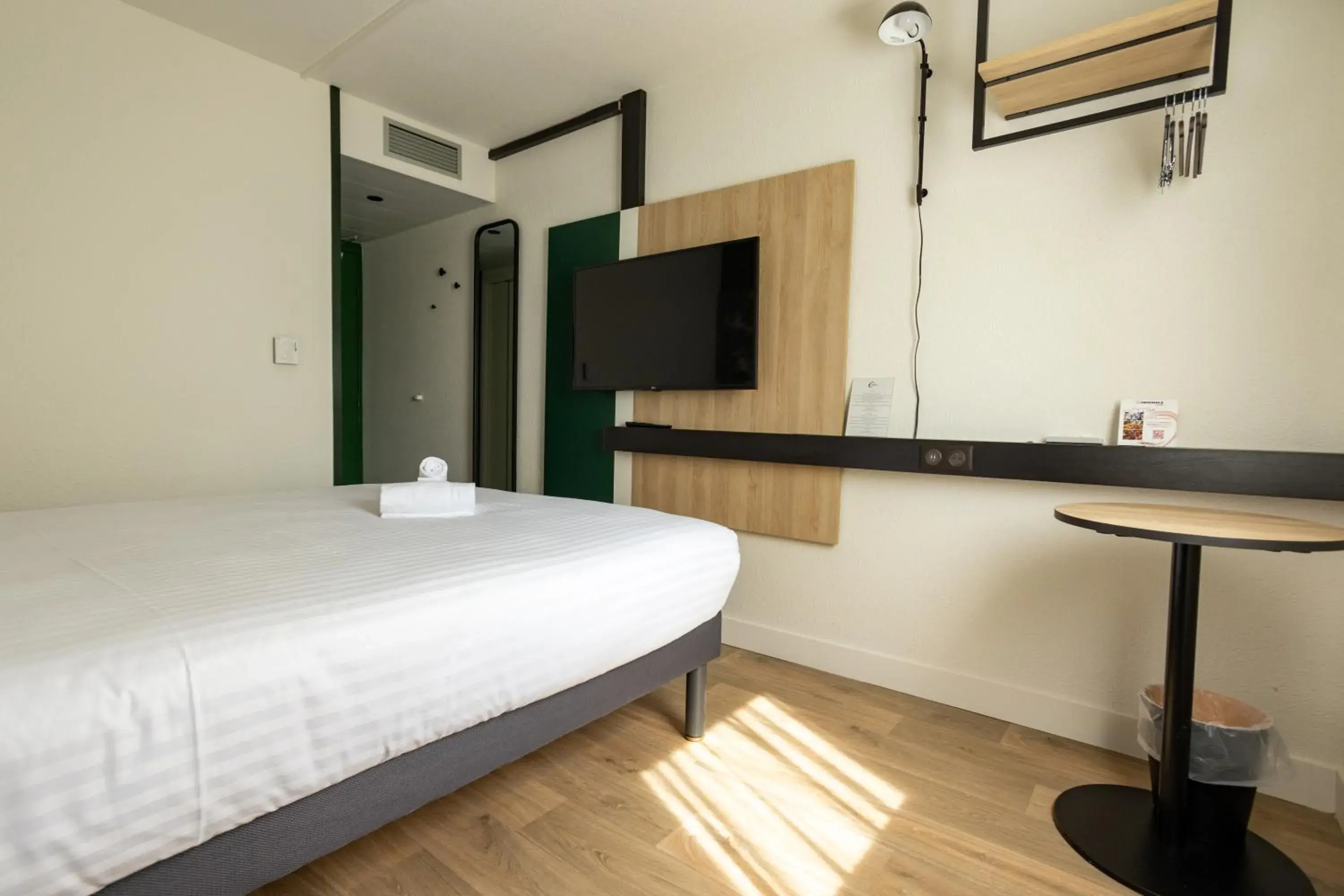 Seating area, Bed in The Originals City Hôtel Bordeaux Porte du Bassin Seating area, Bed in The Originals City Hôtel Bordeaux Porte du Bassin