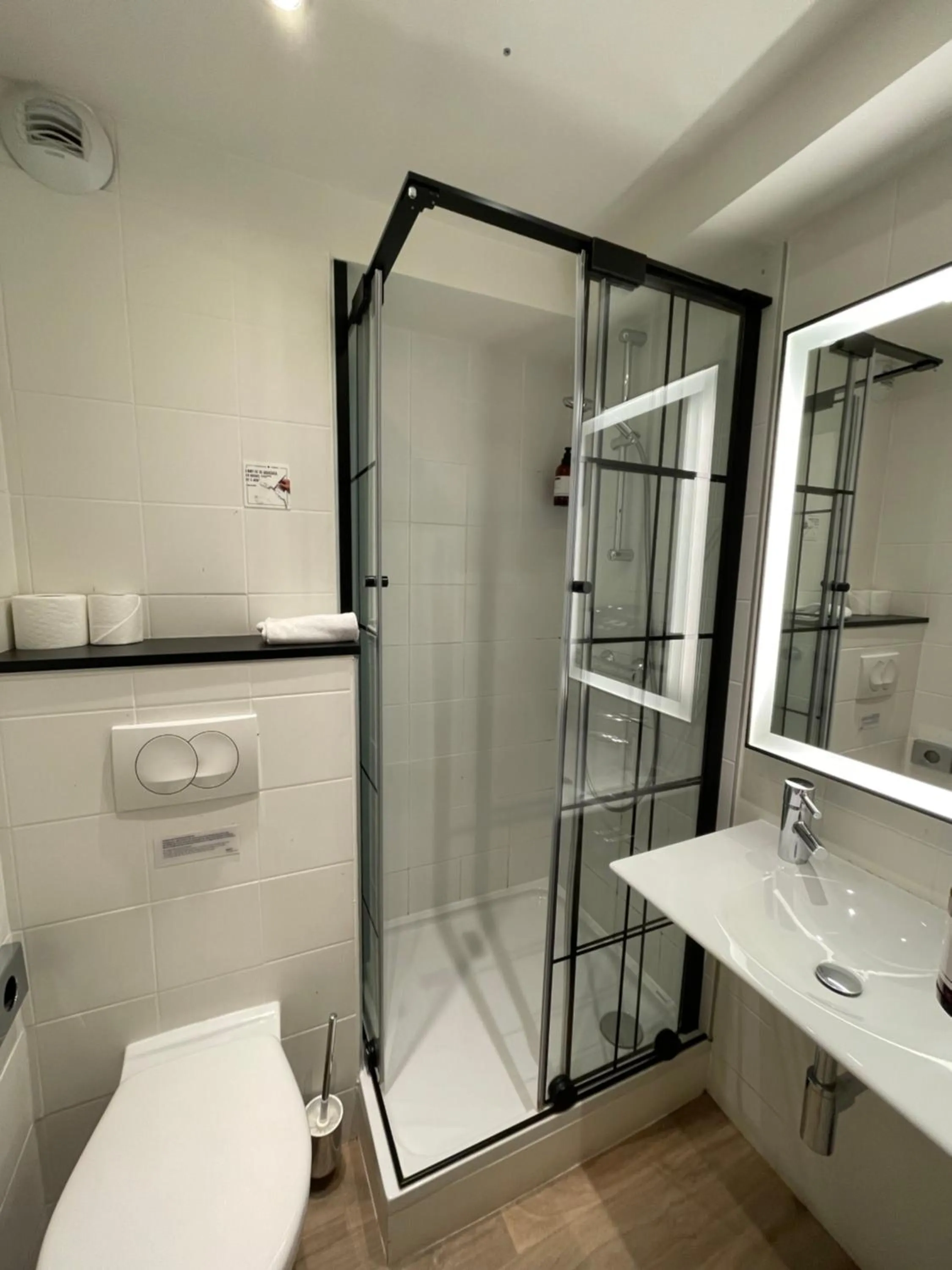 Bathroom in The Originals City Hôtel Bordeaux Porte du Bassin