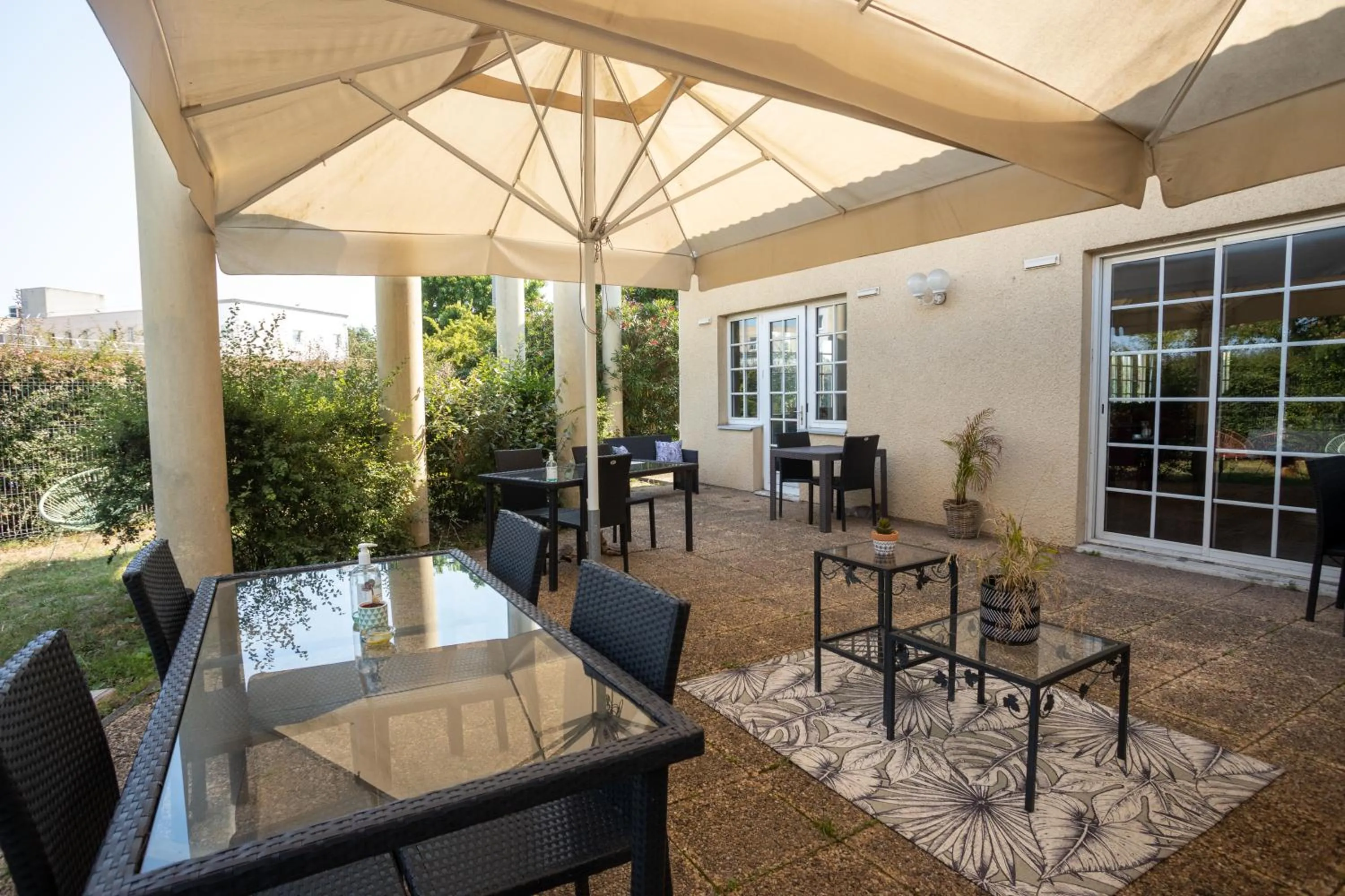 Patio in The Originals City Hôtel Bordeaux Porte du Bassin