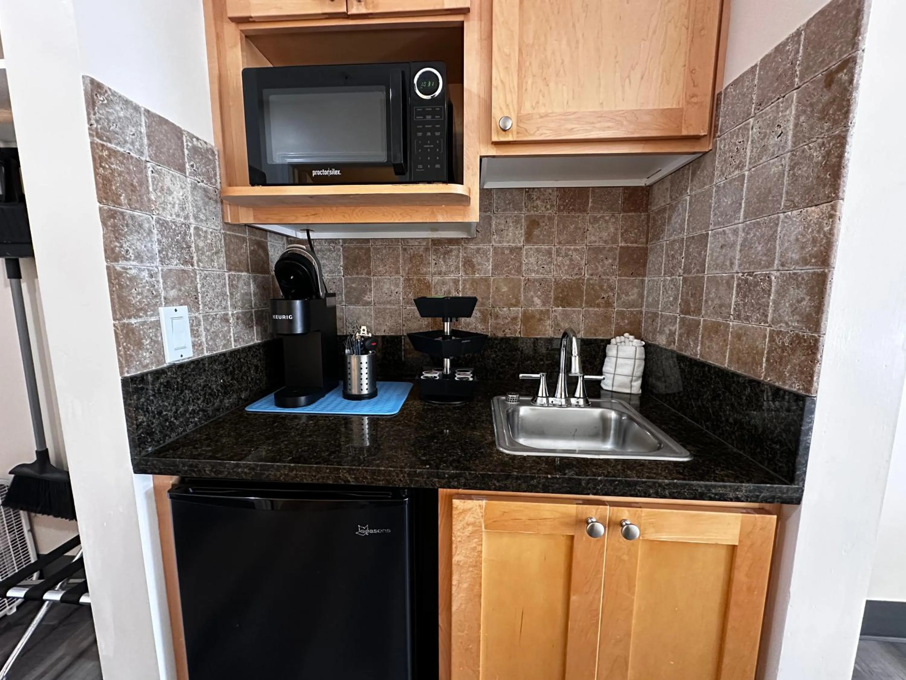 microwave in Inn at the Shore