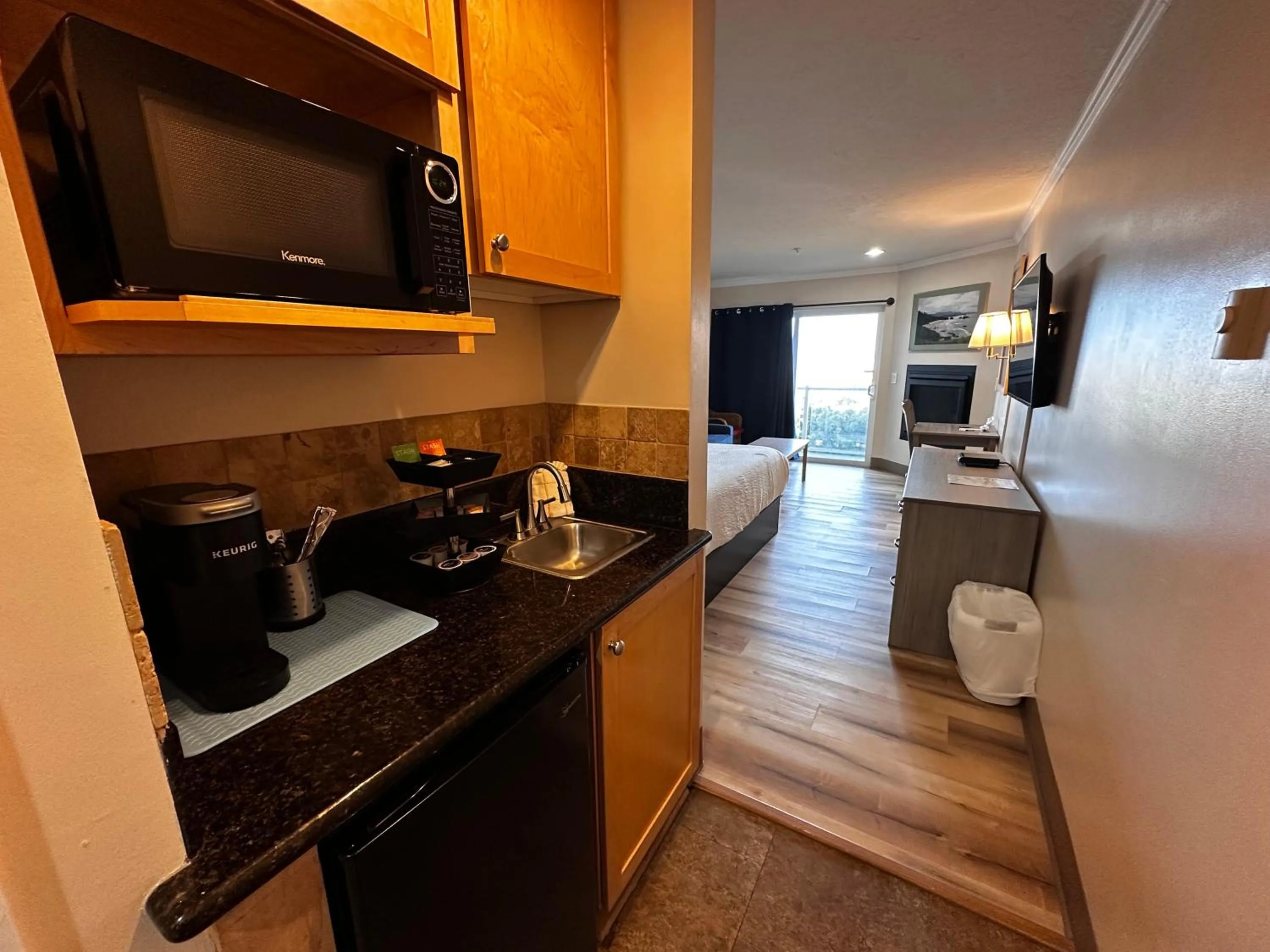 microwave in Inn at the Shore