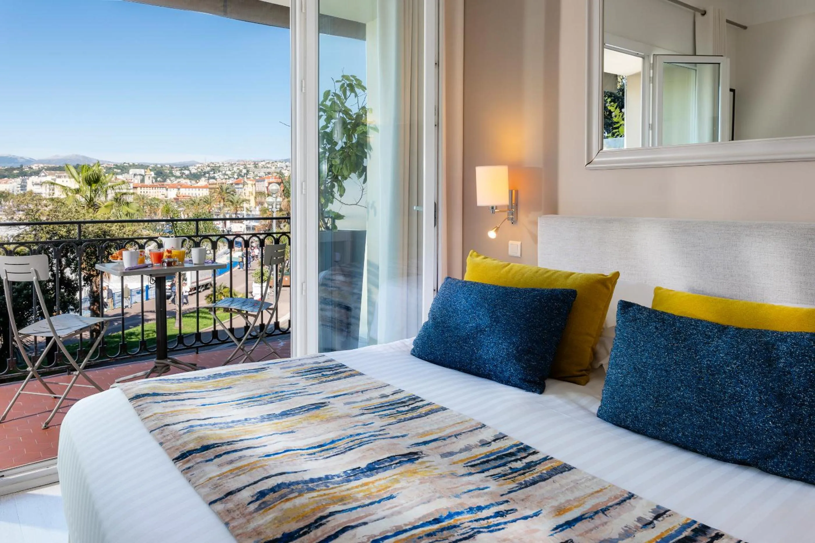 Breakfast, Bed in Hotel Suisse