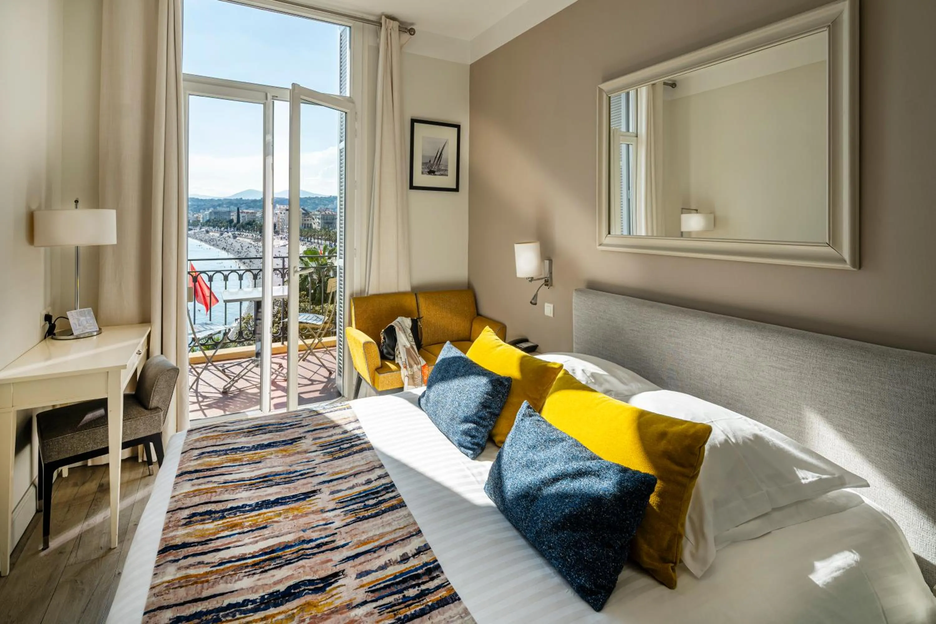 Bedroom, Bed in Hotel Suisse