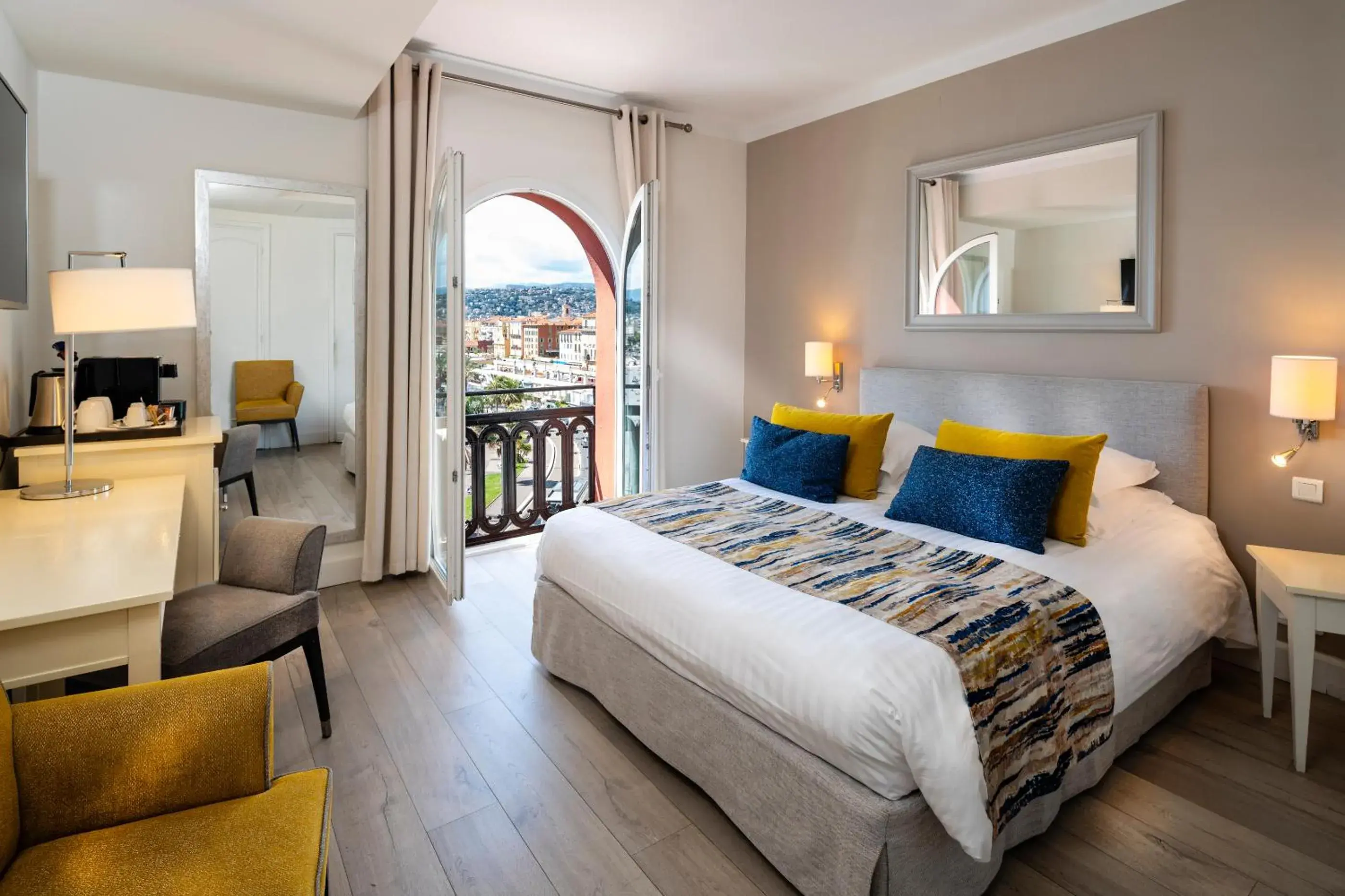 Bed in Hotel Suisse Bed in Hotel Suisse