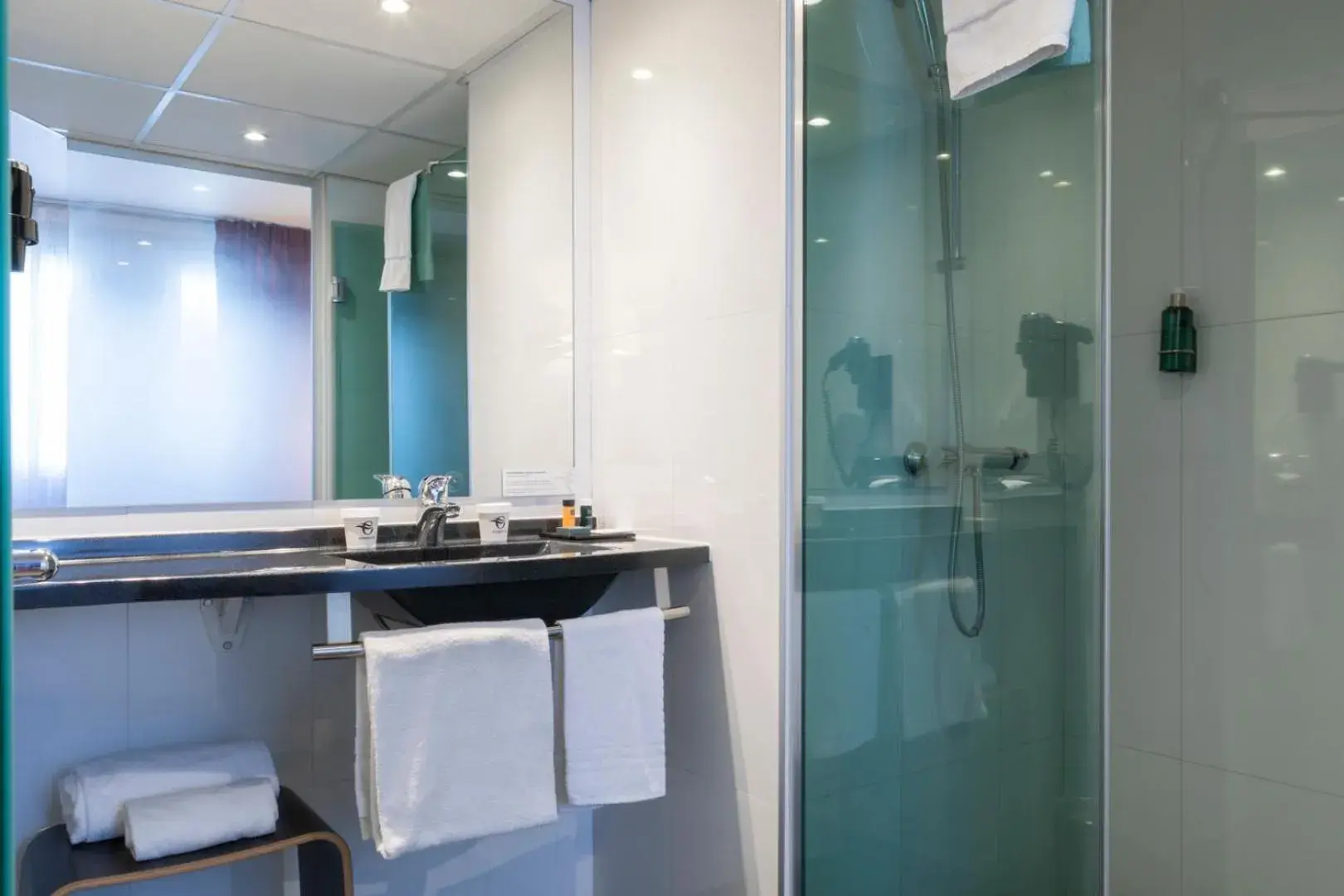 Bathroom in Escale Oceania Aix-en-Provence Bathroom in Escale Oceania Aix-en-Provence